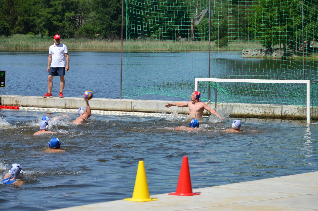 První ročník mezinárodního turnaje ve vodním pólu O pohár starostky Městského obvodu Plzeň 1 otevřel sezonu tohoto sportu v nově opravených prostorách u Seneckého rybníka. Na unikátním venkovním hřišti se v sobotu 18. června 2022 utkaly čtyři týmy juniorů do 16 let, vítězný pohár si odvezli hráči z německého Weidenu. Plzeňský tým Klubu vodních sportů Plzeň (KVS) – vodní pólo vybojoval třetí místo. (foto: E. Kriegerová, 18.6.2022)