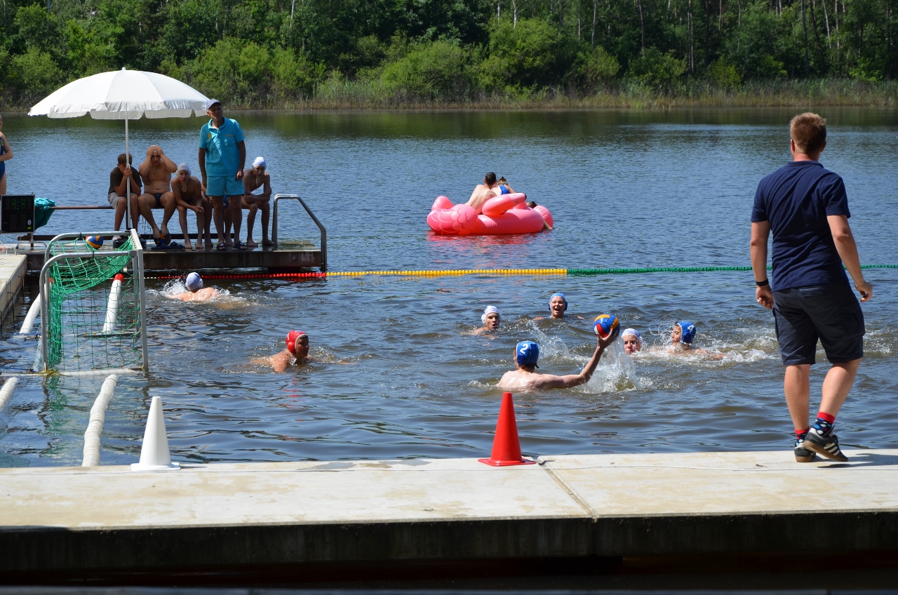 První ročník mezinárodního turnaje ve vodním pólu O pohár starostky Městského obvodu Plzeň 1 otevřel sezonu tohoto sportu v nově opravených prostorách u Seneckého rybníka. Na unikátním venkovním hřišti se v sobotu 18. června 2022 utkaly čtyři týmy juniorů do 16 let, vítězný pohár si odvezli hráči z německého Weidenu. Plzeňský tým Klubu vodních sportů Plzeň (KVS) – vodní pólo vybojoval třetí místo. (foto: E. Kriegerová, 18.6.2022)