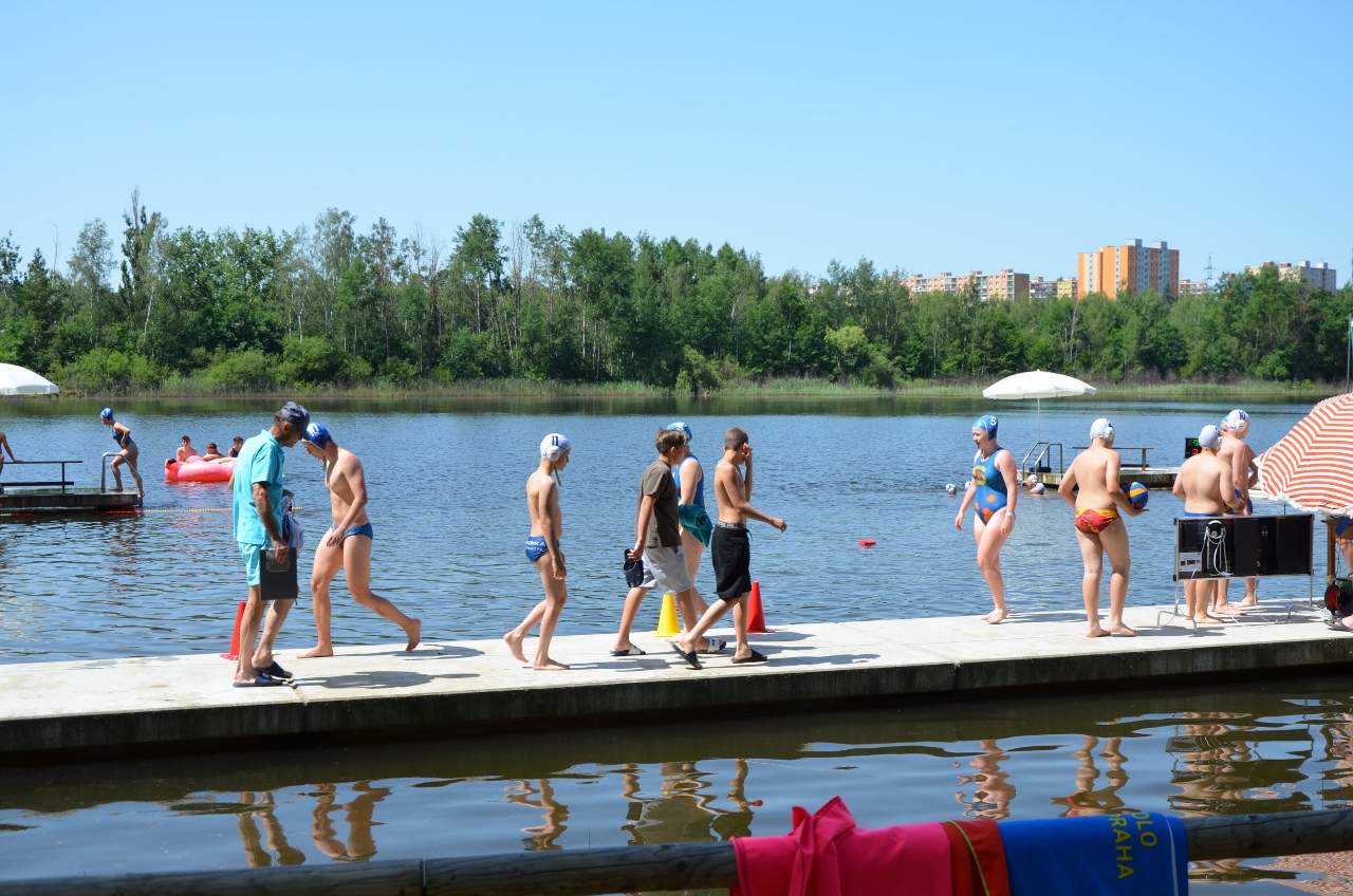 První ročník mezinárodního turnaje ve vodním pólu O pohár starostky Městského obvodu Plzeň 1 otevřel sezonu tohoto sportu v nově opravených prostorách u Seneckého rybníka. Na unikátním venkovním hřišti se v sobotu 18. června 2022 utkaly čtyři týmy juniorů do 16 let, vítězný pohár si odvezli hráči z německého Weidenu. Plzeňský tým Klubu vodních sportů Plzeň (KVS) – vodní pólo vybojoval třetí místo. (foto: E. Kriegerová, 18.6.2022)