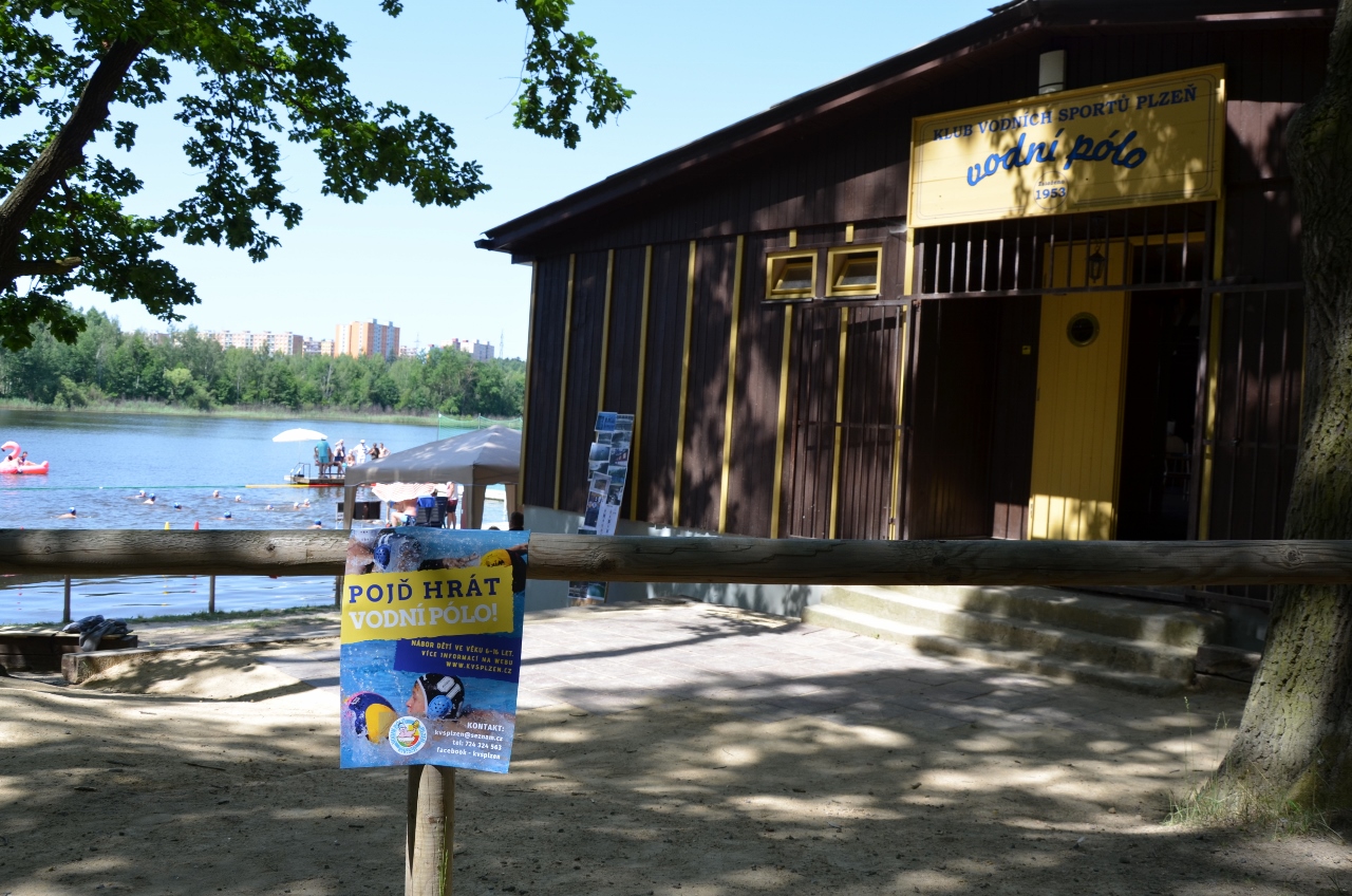 První ročník mezinárodního turnaje ve vodním pólu O pohár starostky Městského obvodu Plzeň 1 otevřel sezonu tohoto sportu v nově opravených prostorách u Seneckého rybníka. Na unikátním venkovním hřišti se v sobotu 18. června 2022 utkaly čtyři týmy juniorů do 16 let, vítězný pohár si odvezli hráči z německého Weidenu. Plzeňský tým Klubu vodních sportů Plzeň (KVS) – vodní pólo vybojoval třetí místo. (foto: E. Kriegerová, 18.6.2022)