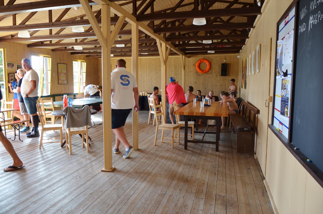 První ročník mezinárodního turnaje ve vodním pólu O pohár starostky Městského obvodu Plzeň 1 otevřel sezonu tohoto sportu v nově opravených prostorách u Seneckého rybníka. Na unikátním venkovním hřišti se v sobotu 18. června 2022 utkaly čtyři týmy juniorů do 16 let, vítězný pohár si odvezli hráči z německého Weidenu. Plzeňský tým Klubu vodních sportů Plzeň (KVS) – vodní pólo vybojoval třetí místo. (foto: E. Kriegerová, 18.6.2022)