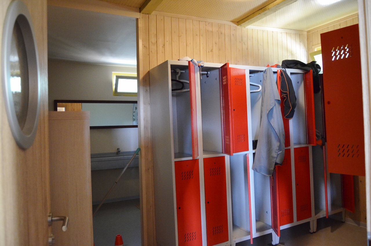 První ročník mezinárodního turnaje ve vodním pólu O pohár starostky Městského obvodu Plzeň 1 otevřel sezonu tohoto sportu v nově opravených prostorách u Seneckého rybníka. Na unikátním venkovním hřišti se v sobotu 18. června 2022 utkaly čtyři týmy juniorů do 16 let, vítězný pohár si odvezli hráči z německého Weidenu. Plzeňský tým Klubu vodních sportů Plzeň (KVS) – vodní pólo vybojoval třetí místo. (foto: E. Kriegerová, 18.6.2022)