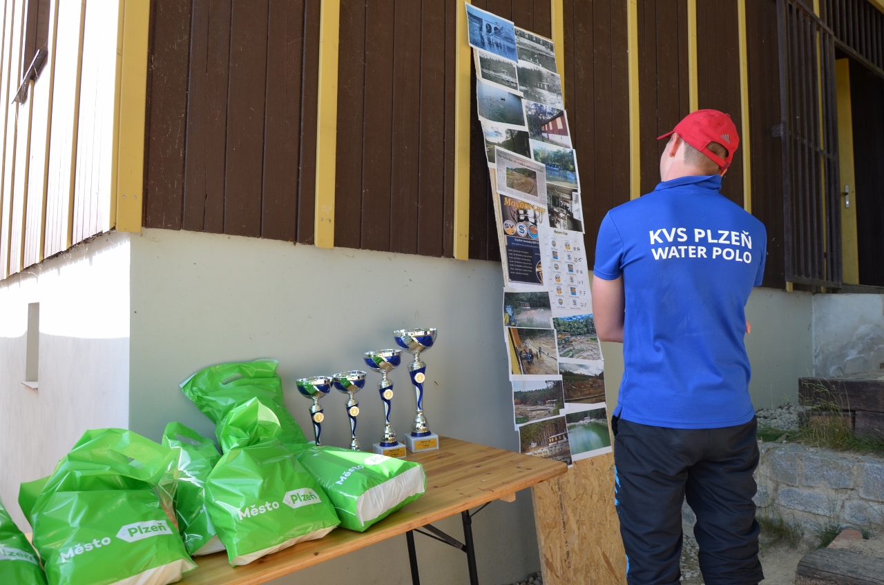 První ročník mezinárodního turnaje ve vodním pólu O pohár starostky Městského obvodu Plzeň 1 otevřel sezonu tohoto sportu v nově opravených prostorách u Seneckého rybníka. Na unikátním venkovním hřišti se v sobotu 18. června 2022 utkaly čtyři týmy juniorů do 16 let, vítězný pohár si odvezli hráči z německého Weidenu. Plzeňský tým Klubu vodních sportů Plzeň (KVS) – vodní pólo vybojoval třetí místo. (foto: E. Kriegerová, 18.6.2022)