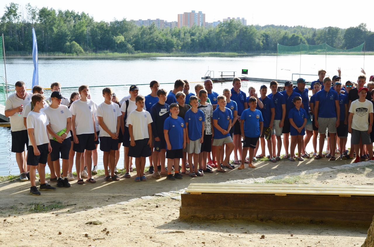 První ročník mezinárodního turnaje ve vodním pólu O pohár starostky Městského obvodu Plzeň 1 otevřel sezonu tohoto sportu v nově opravených prostorách u Seneckého rybníka. Na unikátním venkovním hřišti se v sobotu 18. června 2022 utkaly čtyři týmy juniorů do 16 let, vítězný pohár si odvezli hráči z německého Weidenu. Plzeňský tým Klubu vodních sportů Plzeň (KVS) – vodní pólo vybojoval třetí místo. (foto: E. Kriegerová, 18.6.2022)