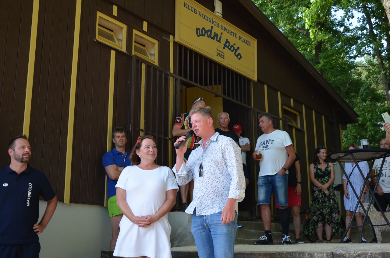 První ročník mezinárodního turnaje ve vodním pólu O pohár starostky Městského obvodu Plzeň 1 otevřel sezonu tohoto sportu v nově opravených prostorách u Seneckého rybníka. Na unikátním venkovním hřišti se v sobotu 18. června 2022 utkaly čtyři týmy juniorů do 16 let, vítězný pohár si odvezli hráči z německého Weidenu. Plzeňský tým Klubu vodních sportů Plzeň (KVS) – vodní pólo vybojoval třetí místo. (foto: E. Kriegerová, 18.6.2022)