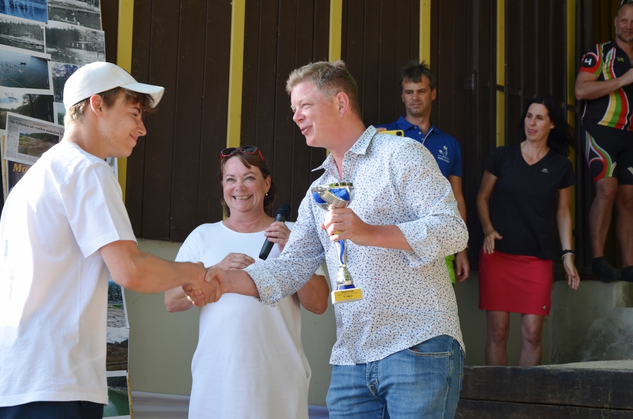 První ročník mezinárodního turnaje ve vodním pólu O pohár starostky Městského obvodu Plzeň 1 otevřel sezonu tohoto sportu v nově opravených prostorách u Seneckého rybníka. Na unikátním venkovním hřišti se v sobotu 18. června 2022 utkaly čtyři týmy juniorů do 16 let, vítězný pohár si odvezli hráči z německého Weidenu. Plzeňský tým Klubu vodních sportů Plzeň (KVS) – vodní pólo vybojoval třetí místo. (foto: E. Kriegerová, 18.6.2022)