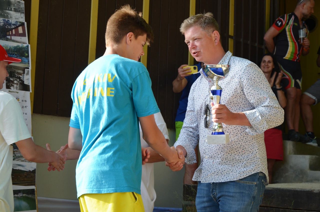 První ročník mezinárodního turnaje ve vodním pólu O pohár starostky Městského obvodu Plzeň 1 otevřel sezonu tohoto sportu v nově opravených prostorách u Seneckého rybníka. Na unikátním venkovním hřišti se v sobotu 18. června 2022 utkaly čtyři týmy juniorů do 16 let, vítězný pohár si odvezli hráči z německého Weidenu. Plzeňský tým Klubu vodních sportů Plzeň (KVS) – vodní pólo vybojoval třetí místo. (foto: E. Kriegerová, 18.6.2022)