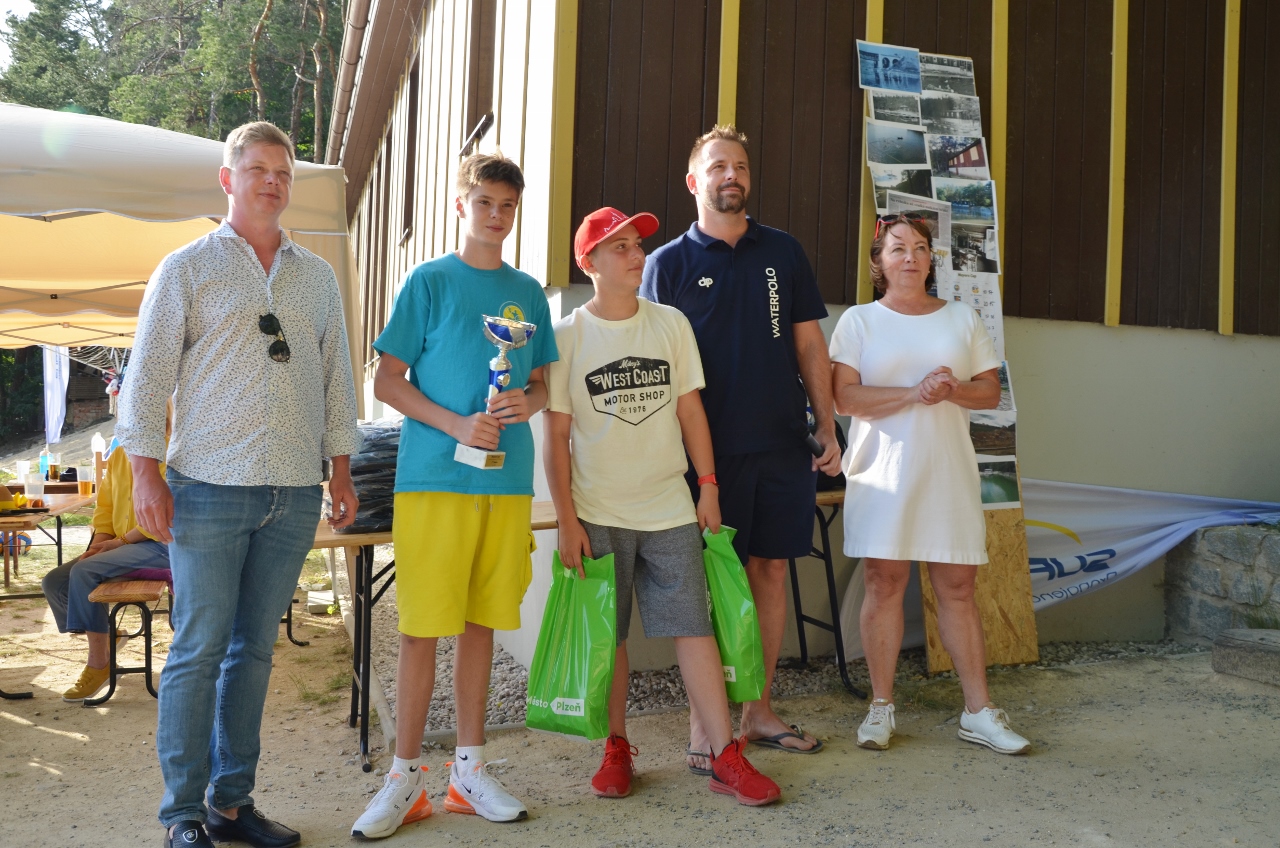 První ročník mezinárodního turnaje ve vodním pólu O pohár starostky Městského obvodu Plzeň 1 otevřel sezonu tohoto sportu v nově opravených prostorách u Seneckého rybníka. Na unikátním venkovním hřišti se v sobotu 18. června 2022 utkaly čtyři týmy juniorů do 16 let, vítězný pohár si odvezli hráči z německého Weidenu. Plzeňský tým Klubu vodních sportů Plzeň (KVS) – vodní pólo vybojoval třetí místo. (foto: E. Kriegerová, 18.6.2022)