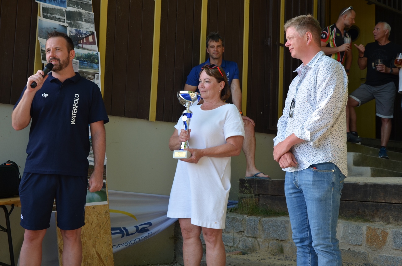 První ročník mezinárodního turnaje ve vodním pólu O pohár starostky Městského obvodu Plzeň 1 otevřel sezonu tohoto sportu v nově opravených prostorách u Seneckého rybníka. Na unikátním venkovním hřišti se v sobotu 18. června 2022 utkaly čtyři týmy juniorů do 16 let, vítězný pohár si odvezli hráči z německého Weidenu. Plzeňský tým Klubu vodních sportů Plzeň (KVS) – vodní pólo vybojoval třetí místo. (foto: E. Kriegerová, 18.6.2022)