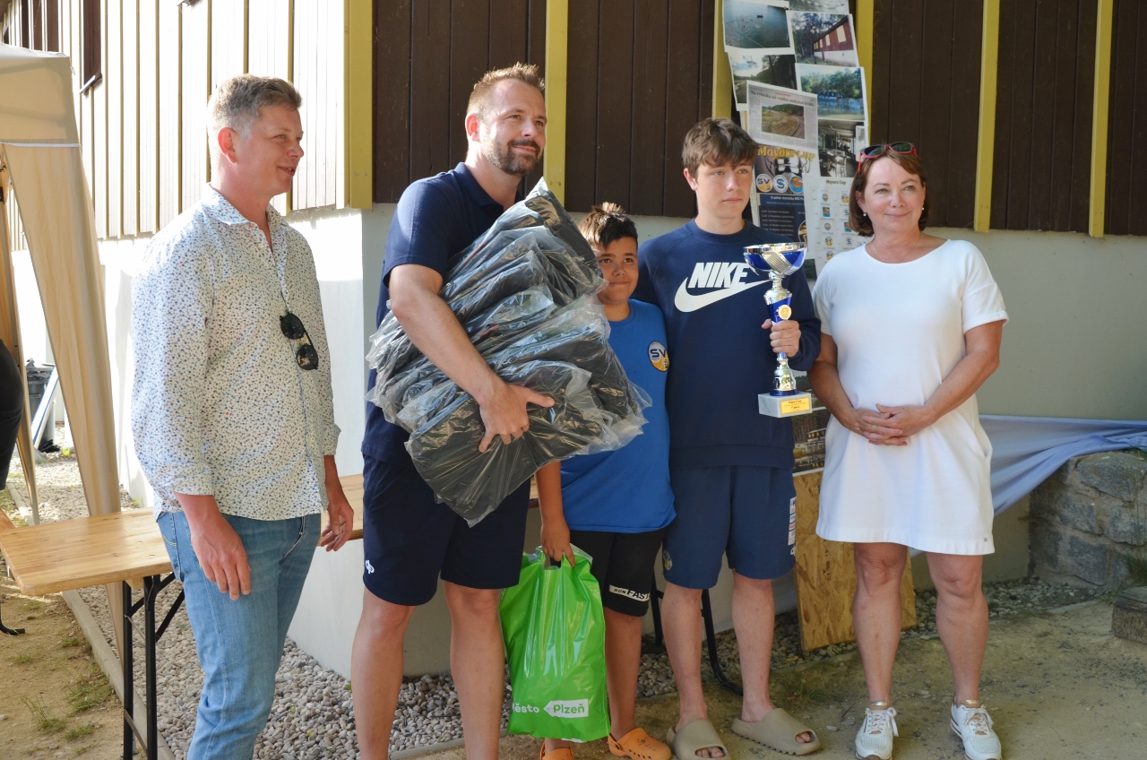 První ročník mezinárodního turnaje ve vodním pólu O pohár starostky Městského obvodu Plzeň 1 otevřel sezonu tohoto sportu v nově opravených prostorách u Seneckého rybníka. Na unikátním venkovním hřišti se v sobotu 18. června 2022 utkaly čtyři týmy juniorů do 16 let, vítězný pohár si odvezli hráči z německého Weidenu. Plzeňský tým Klubu vodních sportů Plzeň (KVS) – vodní pólo vybojoval třetí místo. (foto: E. Kriegerová, 18.6.2022)