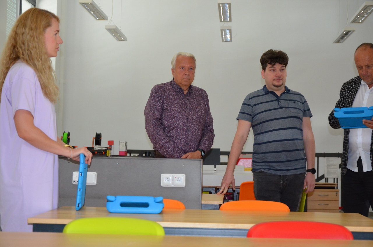 Ve čtvrtek 16. června 2022 zavítal do západočeské metropole náměstek ministra pro místní rozvoj Ondřej Profant, jenž se ve své funkci věnuje digitální transformaci Česka. I z toho důvodu se zajímal o chytré technologie, smart řešení nebo využití dronů v rámci projektů a činností města Plzně. (foto: E. Kriegerová, 16.6.2022)