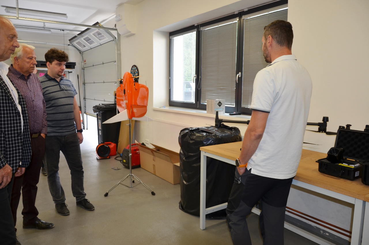 Ve čtvrtek 16. června 2022 zavítal do západočeské metropole náměstek ministra pro místní rozvoj Ondřej Profant, jenž se ve své funkci věnuje digitální transformaci Česka. I z toho důvodu se zajímal o chytré technologie, smart řešení nebo využití dronů v rámci projektů a činností města Plzně. (foto: E. Kriegerová, 16.6.2022)