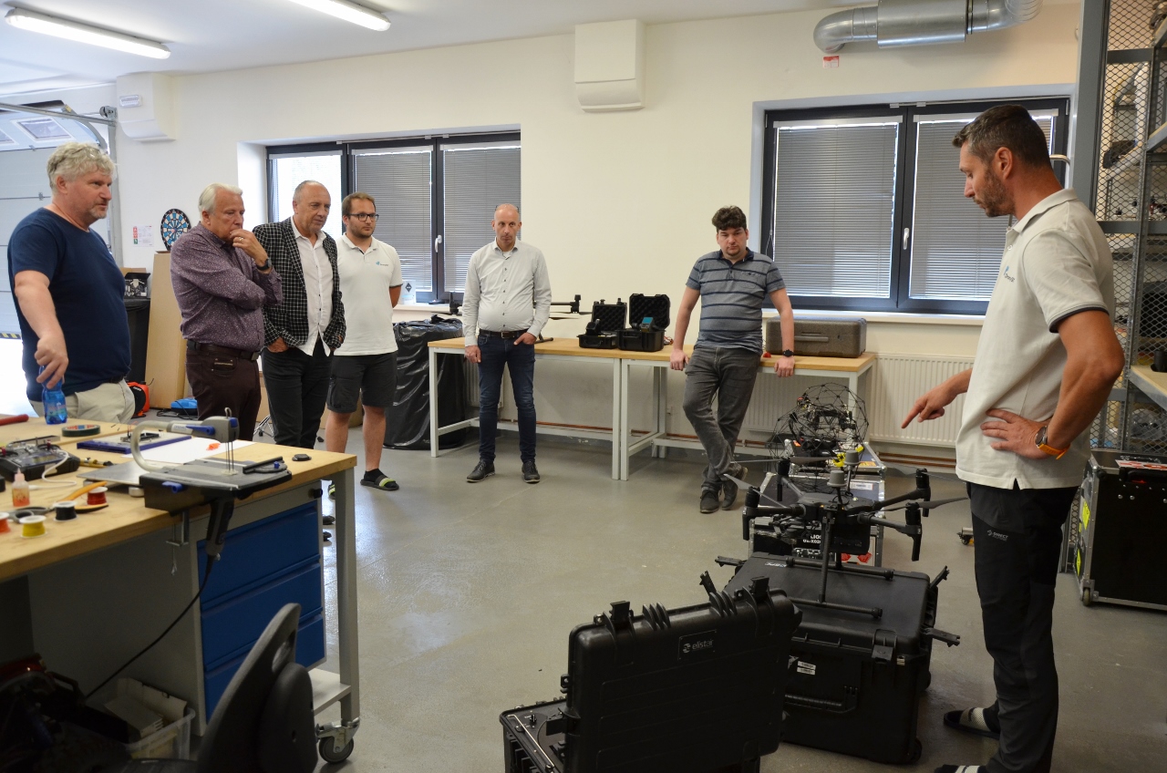 Ve čtvrtek 16. června 2022 zavítal do západočeské metropole náměstek ministra pro místní rozvoj Ondřej Profant, jenž se ve své funkci věnuje digitální transformaci Česka. I z toho důvodu se zajímal o chytré technologie, smart řešení nebo využití dronů v rámci projektů a činností města Plzně. (foto: E. Kriegerová, 16.6.2022)