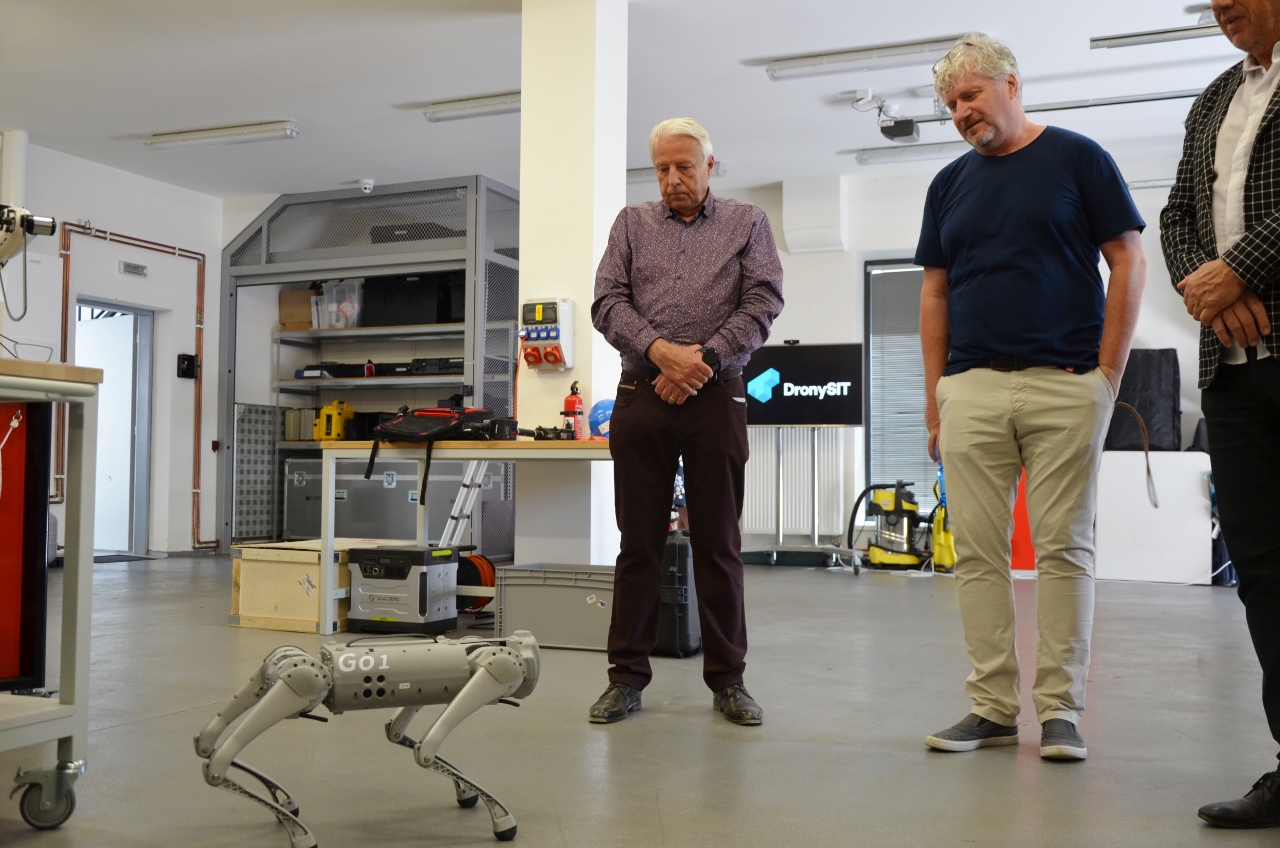 Ve čtvrtek 16. června 2022 zavítal do západočeské metropole náměstek ministra pro místní rozvoj Ondřej Profant, jenž se ve své funkci věnuje digitální transformaci Česka. I z toho důvodu se zajímal o chytré technologie, smart řešení nebo využití dronů v rámci projektů a činností města Plzně. (foto: E. Kriegerová, 16.6.2022)