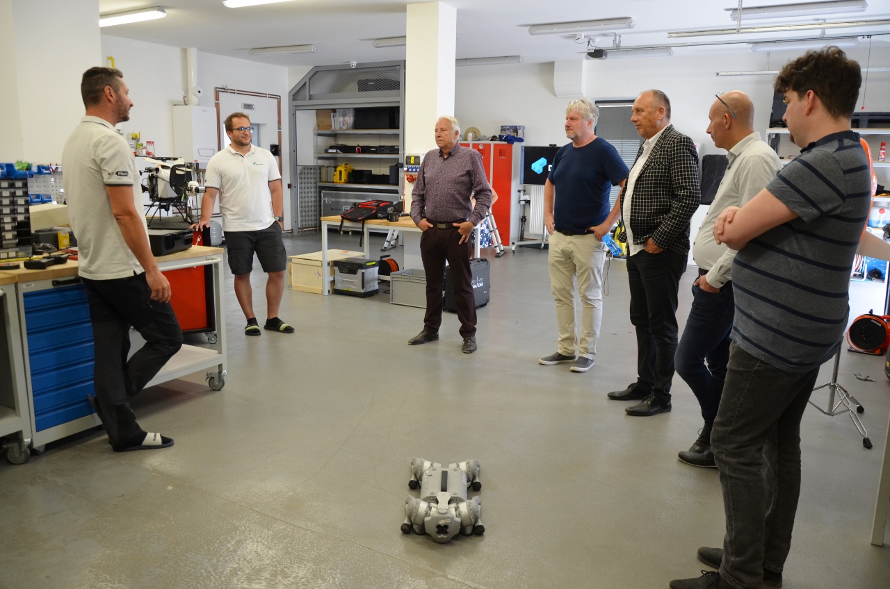 Ve čtvrtek 16. června 2022 zavítal do západočeské metropole náměstek ministra pro místní rozvoj Ondřej Profant, jenž se ve své funkci věnuje digitální transformaci Česka. I z toho důvodu se zajímal o chytré technologie, smart řešení nebo využití dronů v rámci projektů a činností města Plzně. (foto: E. Kriegerová, 16.6.2022)