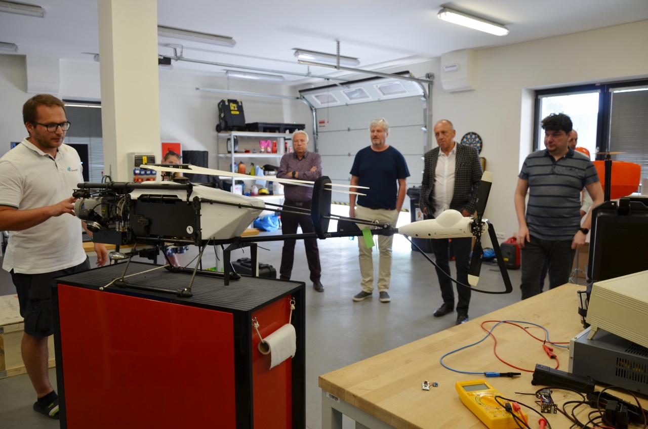 Ve čtvrtek 16. června 2022 zavítal do západočeské metropole náměstek ministra pro místní rozvoj Ondřej Profant, jenž se ve své funkci věnuje digitální transformaci Česka. I z toho důvodu se zajímal o chytré technologie, smart řešení nebo využití dronů v rámci projektů a činností města Plzně. (foto: E. Kriegerová, 16.6.2022)