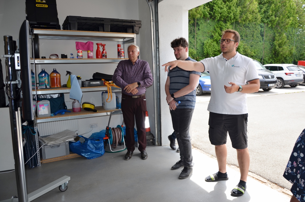 Ve čtvrtek 16. června 2022 zavítal do západočeské metropole náměstek ministra pro místní rozvoj Ondřej Profant, jenž se ve své funkci věnuje digitální transformaci Česka. I z toho důvodu se zajímal o chytré technologie, smart řešení nebo využití dronů v rámci projektů a činností města Plzně. (foto: E. Kriegerová, 16.6.2022)