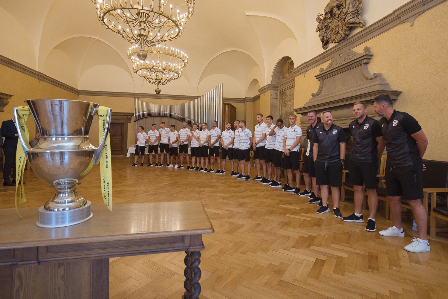 Za získání nejvyššího titulu v tuzemské fotbalové extralize a reprezentaci západočeské metropole v České republice i zahraničí poděkovalo vedení města Plzně ve čtvrtek 23. června 2022 hráčům i vedení klubu FC Viktoria Plzeň. Při slavnostním setkání v obřadní síni plzeňské radnice předali primátor Pavel Šindelář a jeho náměstek David Šlouf zástupcům klubu symbolický šek ve výši 300 tisíc korun, který představuje finanční dotaci pro Viktorii Plzeň – fotbal, z. s., na podporu mládežnických družstev plzeňské Viktorie. FC Viktoria Plzeň získala v letošním ročníku Fortuna ligy svůj šestý mistrovský titul a celkově je druhým nejúspěšnějším klubem v republice v počtu získaných vítězství. (foto: R. Muchka, 23.6.2022)