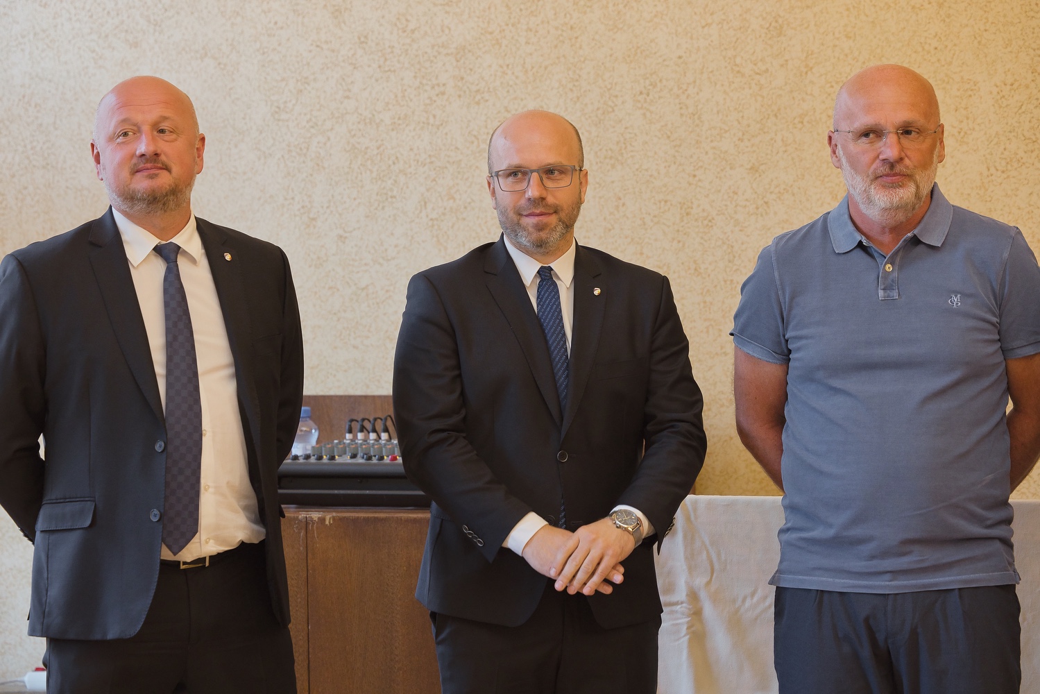 Za získání nejvyššího titulu v tuzemské fotbalové extralize a reprezentaci západočeské metropole v České republice i zahraničí poděkovalo vedení města Plzně ve čtvrtek 23. června 2022 hráčům i vedení klubu FC Viktoria Plzeň. Při slavnostním setkání v obřadní síni plzeňské radnice předali primátor Pavel Šindelář a jeho náměstek David Šlouf zástupcům klubu symbolický šek ve výši 300 tisíc korun, který představuje finanční dotaci pro Viktorii Plzeň – fotbal, z. s., na podporu mládežnických družstev plzeňské Viktorie. FC Viktoria Plzeň získala v letošním ročníku Fortuna ligy svůj šestý mistrovský titul a celkově je druhým nejúspěšnějším klubem v republice v počtu získaných vítězství. (foto: R. Muchka, 23.6.2022)