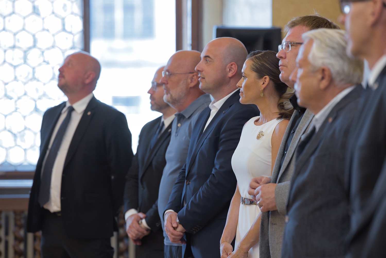 Za získání nejvyššího titulu v tuzemské fotbalové extralize a reprezentaci západočeské metropole v České republice i zahraničí poděkovalo vedení města Plzně ve čtvrtek 23. června 2022 hráčům i vedení klubu FC Viktoria Plzeň. Při slavnostním setkání v obřadní síni plzeňské radnice předali primátor Pavel Šindelář a jeho náměstek David Šlouf zástupcům klubu symbolický šek ve výši 300 tisíc korun, který představuje finanční dotaci pro Viktorii Plzeň – fotbal, z. s., na podporu mládežnických družstev plzeňské Viktorie. FC Viktoria Plzeň získala v letošním ročníku Fortuna ligy svůj šestý mistrovský titul a celkově je druhým nejúspěšnějším klubem v republice v počtu získaných vítězství. (foto: R. Muchka, 23.6.2022)