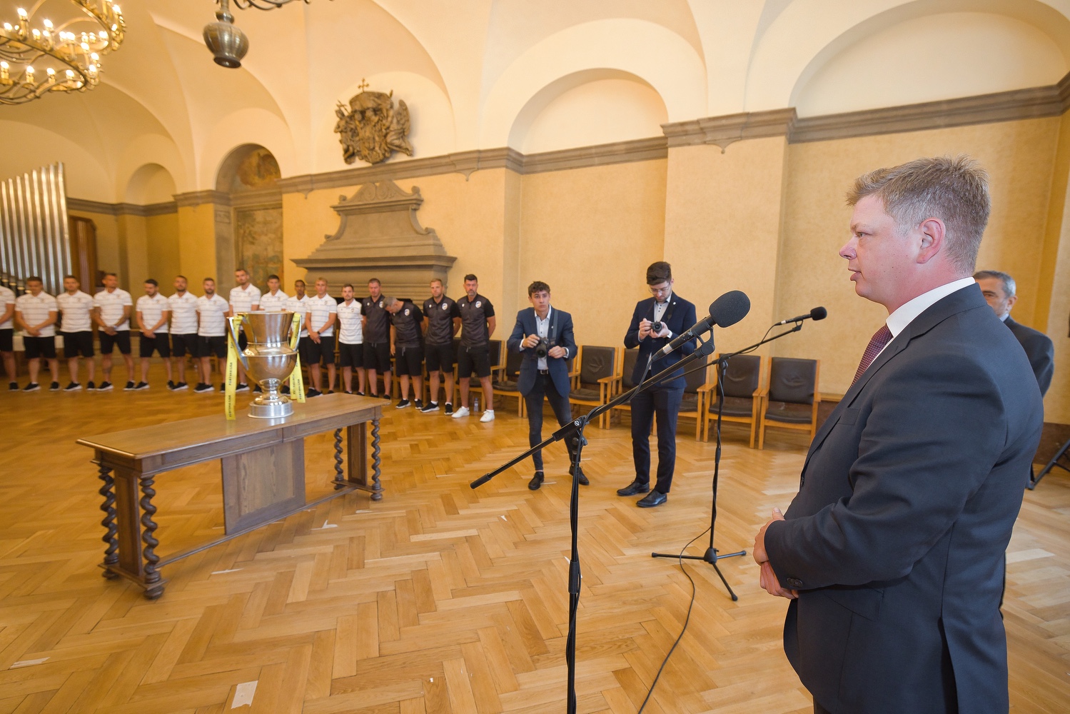 Za získání nejvyššího titulu v tuzemské fotbalové extralize a reprezentaci západočeské metropole v České republice i zahraničí poděkovalo vedení města Plzně ve čtvrtek 23. června 2022 hráčům i vedení klubu FC Viktoria Plzeň. Při slavnostním setkání v obřadní síni plzeňské radnice předali primátor Pavel Šindelář a jeho náměstek David Šlouf zástupcům klubu symbolický šek ve výši 300 tisíc korun, který představuje finanční dotaci pro Viktorii Plzeň – fotbal, z. s., na podporu mládežnických družstev plzeňské Viktorie. FC Viktoria Plzeň získala v letošním ročníku Fortuna ligy svůj šestý mistrovský titul a celkově je druhým nejúspěšnějším klubem v republice v počtu získaných vítězství. (foto: R. Muchka, 23.6.2022)