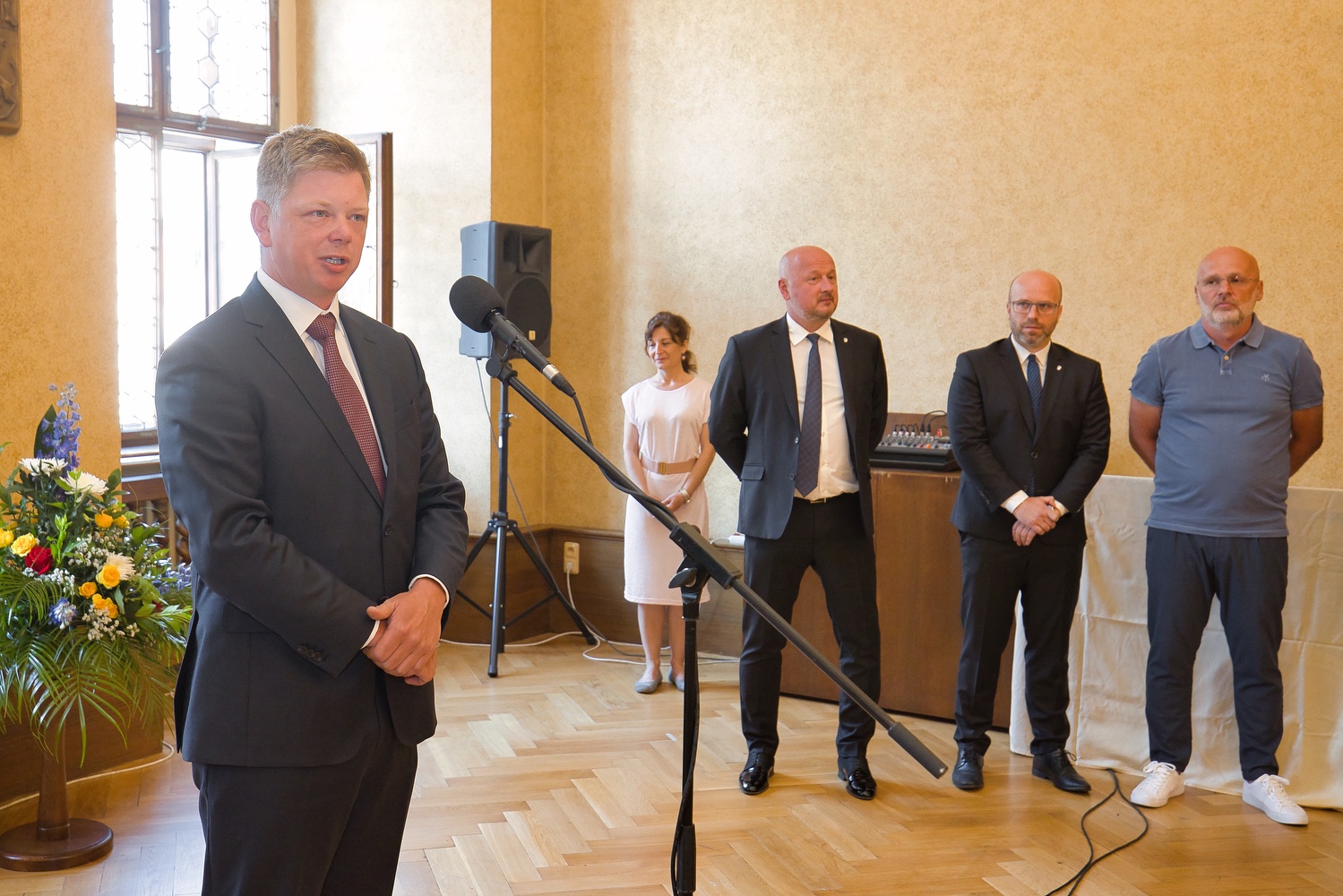 Za získání nejvyššího titulu v tuzemské fotbalové extralize a reprezentaci západočeské metropole v České republice i zahraničí poděkovalo vedení města Plzně ve čtvrtek 23. června 2022 hráčům i vedení klubu FC Viktoria Plzeň. Při slavnostním setkání v obřadní síni plzeňské radnice předali primátor Pavel Šindelář a jeho náměstek David Šlouf zástupcům klubu symbolický šek ve výši 300 tisíc korun, který představuje finanční dotaci pro Viktorii Plzeň – fotbal, z. s., na podporu mládežnických družstev plzeňské Viktorie. FC Viktoria Plzeň získala v letošním ročníku Fortuna ligy svůj šestý mistrovský titul a celkově je druhým nejúspěšnějším klubem v republice v počtu získaných vítězství. (foto: R. Muchka, 23.6.2022)