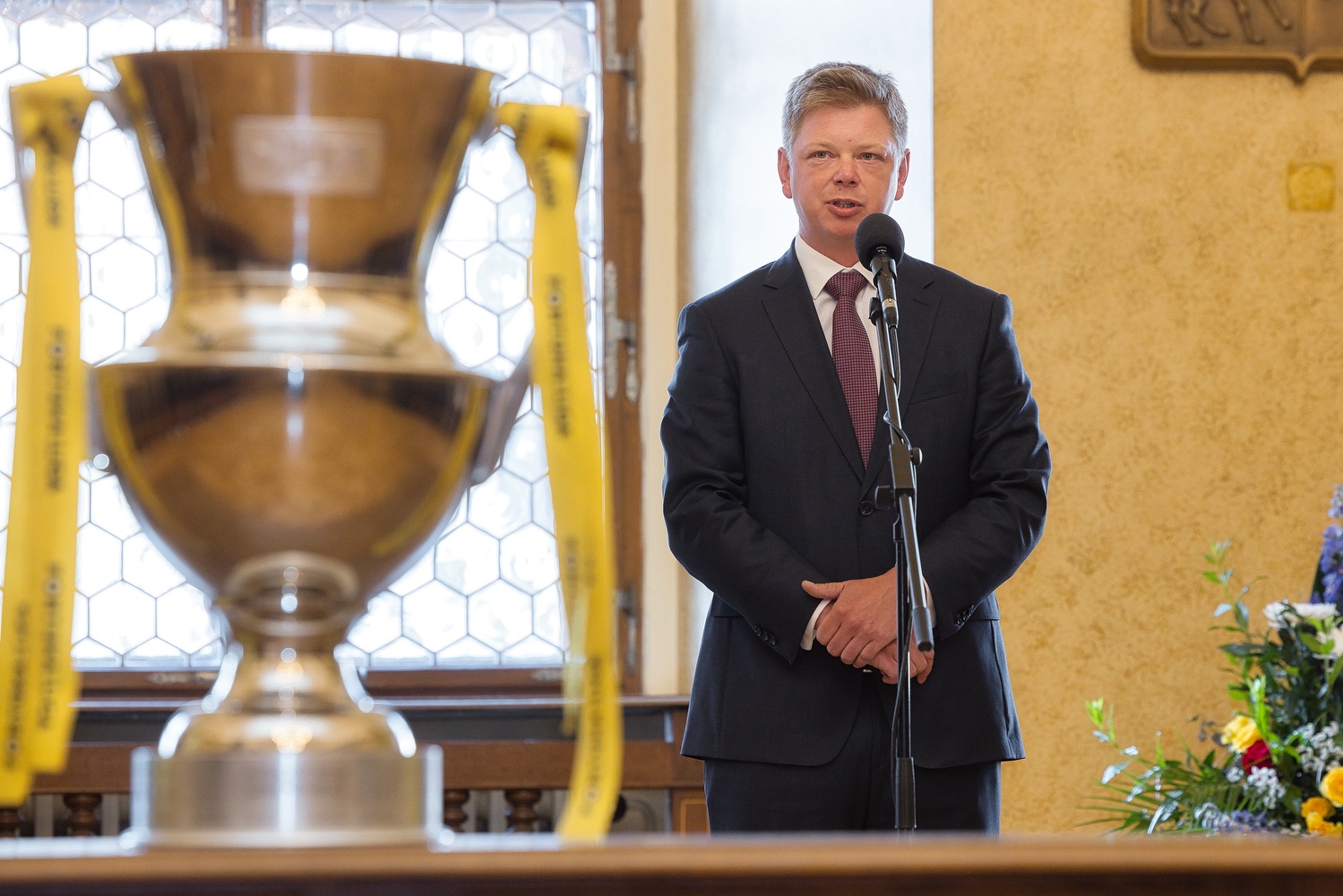 Za získání nejvyššího titulu v tuzemské fotbalové extralize a reprezentaci západočeské metropole v České republice i zahraničí poděkovalo vedení města Plzně ve čtvrtek 23. června 2022 hráčům i vedení klubu FC Viktoria Plzeň. Při slavnostním setkání v obřadní síni plzeňské radnice předali primátor Pavel Šindelář a jeho náměstek David Šlouf zástupcům klubu symbolický šek ve výši 300 tisíc korun, který představuje finanční dotaci pro Viktorii Plzeň – fotbal, z. s., na podporu mládežnických družstev plzeňské Viktorie. FC Viktoria Plzeň získala v letošním ročníku Fortuna ligy svůj šestý mistrovský titul a celkově je druhým nejúspěšnějším klubem v republice v počtu získaných vítězství. (foto: R. Muchka, 23.6.2022)