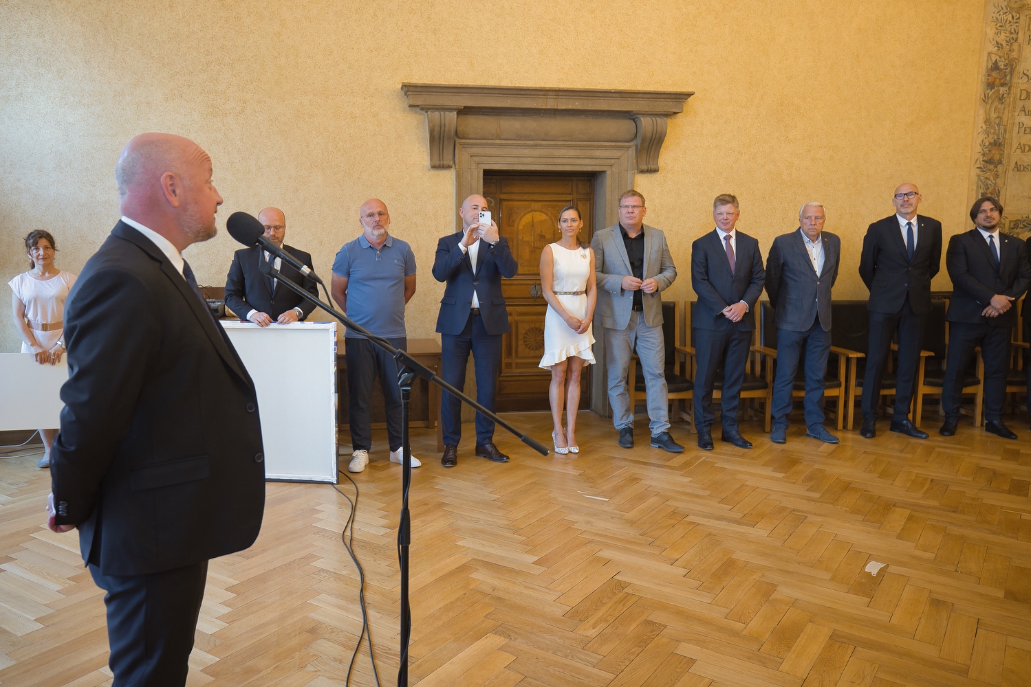 Za získání nejvyššího titulu v tuzemské fotbalové extralize a reprezentaci západočeské metropole v České republice i zahraničí poděkovalo vedení města Plzně ve čtvrtek 23. června 2022 hráčům i vedení klubu FC Viktoria Plzeň. Při slavnostním setkání v obřadní síni plzeňské radnice předali primátor Pavel Šindelář a jeho náměstek David Šlouf zástupcům klubu symbolický šek ve výši 300 tisíc korun, který představuje finanční dotaci pro Viktorii Plzeň – fotbal, z. s., na podporu mládežnických družstev plzeňské Viktorie. FC Viktoria Plzeň získala v letošním ročníku Fortuna ligy svůj šestý mistrovský titul a celkově je druhým nejúspěšnějším klubem v republice v počtu získaných vítězství. (foto: R. Muchka, 23.6.2022)