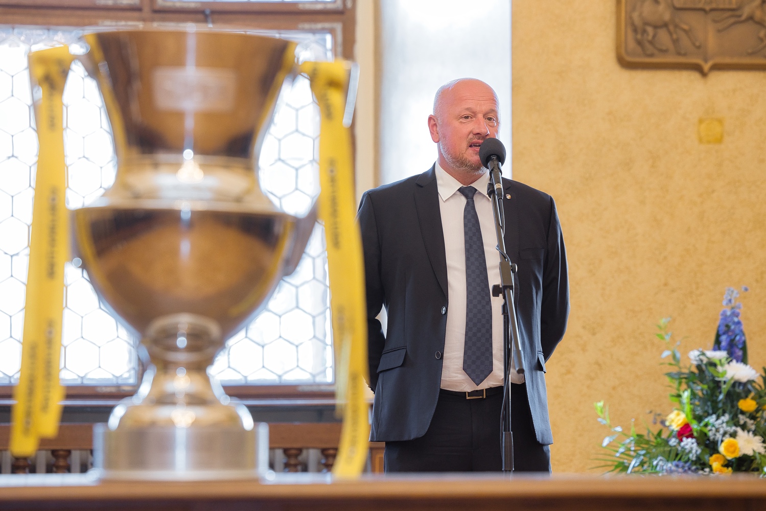 Za získání nejvyššího titulu v tuzemské fotbalové extralize a reprezentaci západočeské metropole v České republice i zahraničí poděkovalo vedení města Plzně ve čtvrtek 23. června 2022 hráčům i vedení klubu FC Viktoria Plzeň. Při slavnostním setkání v obřadní síni plzeňské radnice předali primátor Pavel Šindelář a jeho náměstek David Šlouf zástupcům klubu symbolický šek ve výši 300 tisíc korun, který představuje finanční dotaci pro Viktorii Plzeň – fotbal, z. s., na podporu mládežnických družstev plzeňské Viktorie. FC Viktoria Plzeň získala v letošním ročníku Fortuna ligy svůj šestý mistrovský titul a celkově je druhým nejúspěšnějším klubem v republice v počtu získaných vítězství. (foto: R. Muchka, 23.6.2022)