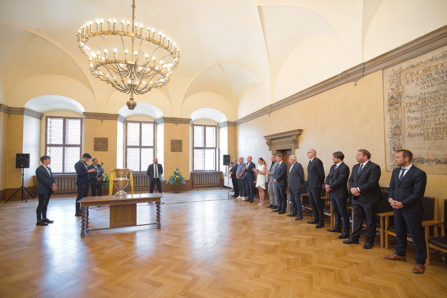 Za získání nejvyššího titulu v tuzemské fotbalové extralize a reprezentaci západočeské metropole v České republice i zahraničí poděkovalo vedení města Plzně ve čtvrtek 23. června 2022 hráčům i vedení klubu FC Viktoria Plzeň. Při slavnostním setkání v obřadní síni plzeňské radnice předali primátor Pavel Šindelář a jeho náměstek David Šlouf zástupcům klubu symbolický šek ve výši 300 tisíc korun, který představuje finanční dotaci pro Viktorii Plzeň – fotbal, z. s., na podporu mládežnických družstev plzeňské Viktorie. FC Viktoria Plzeň získala v letošním ročníku Fortuna ligy svůj šestý mistrovský titul a celkově je druhým nejúspěšnějším klubem v republice v počtu získaných vítězství. (foto: R. Muchka, 23.6.2022)