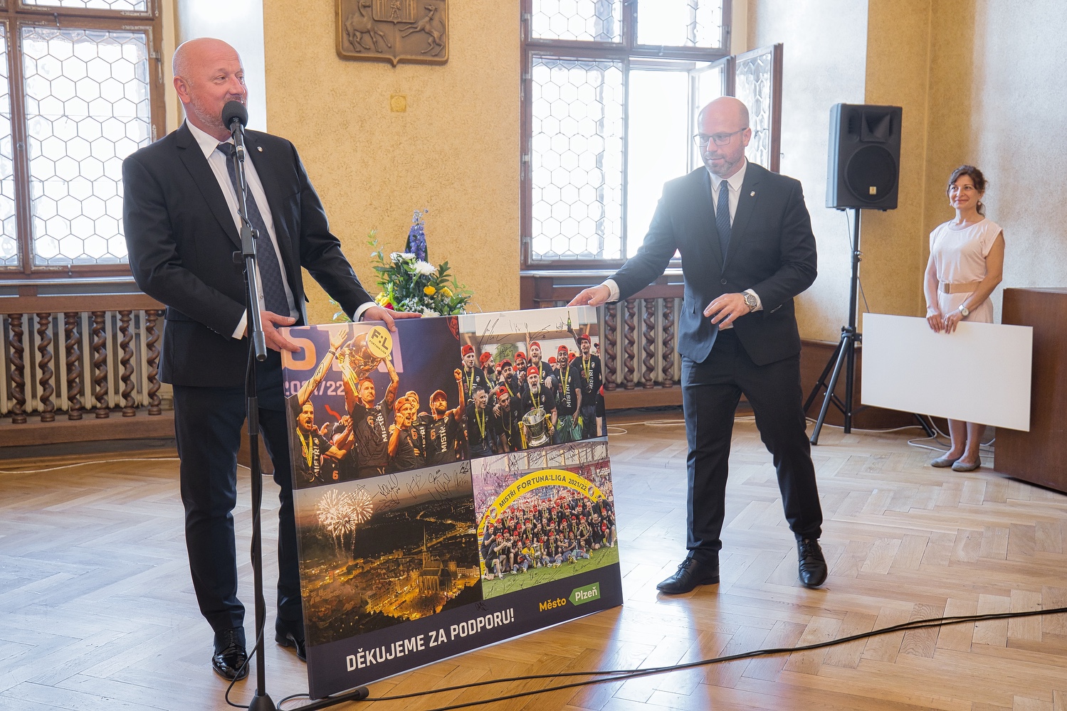 Za získání nejvyššího titulu v tuzemské fotbalové extralize a reprezentaci západočeské metropole v České republice i zahraničí poděkovalo vedení města Plzně ve čtvrtek 23. června 2022 hráčům i vedení klubu FC Viktoria Plzeň. Při slavnostním setkání v obřadní síni plzeňské radnice předali primátor Pavel Šindelář a jeho náměstek David Šlouf zástupcům klubu symbolický šek ve výši 300 tisíc korun, který představuje finanční dotaci pro Viktorii Plzeň – fotbal, z. s., na podporu mládežnických družstev plzeňské Viktorie. FC Viktoria Plzeň získala v letošním ročníku Fortuna ligy svůj šestý mistrovský titul a celkově je druhým nejúspěšnějším klubem v republice v počtu získaných vítězství. (foto: R. Muchka, 23.6.2022)