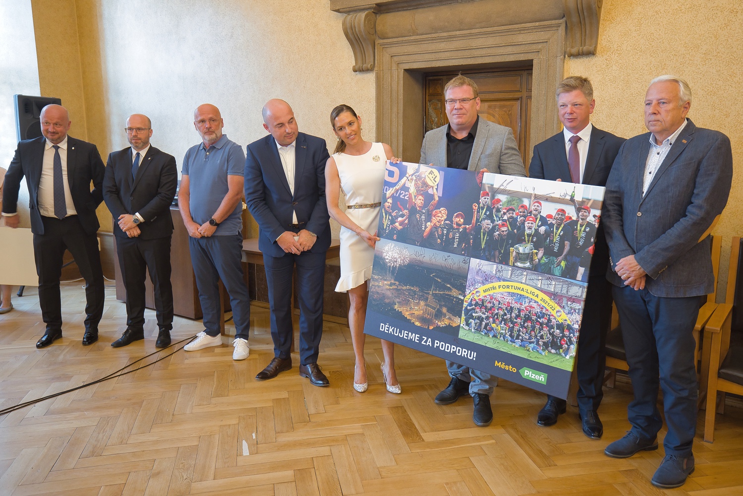 Za získání nejvyššího titulu v tuzemské fotbalové extralize a reprezentaci západočeské metropole v České republice i zahraničí poděkovalo vedení města Plzně ve čtvrtek 23. června 2022 hráčům i vedení klubu FC Viktoria Plzeň. Při slavnostním setkání v obřadní síni plzeňské radnice předali primátor Pavel Šindelář a jeho náměstek David Šlouf zástupcům klubu symbolický šek ve výši 300 tisíc korun, který představuje finanční dotaci pro Viktorii Plzeň – fotbal, z. s., na podporu mládežnických družstev plzeňské Viktorie. FC Viktoria Plzeň získala v letošním ročníku Fortuna ligy svůj šestý mistrovský titul a celkově je druhým nejúspěšnějším klubem v republice v počtu získaných vítězství. (foto: R. Muchka, 23.6.2022)