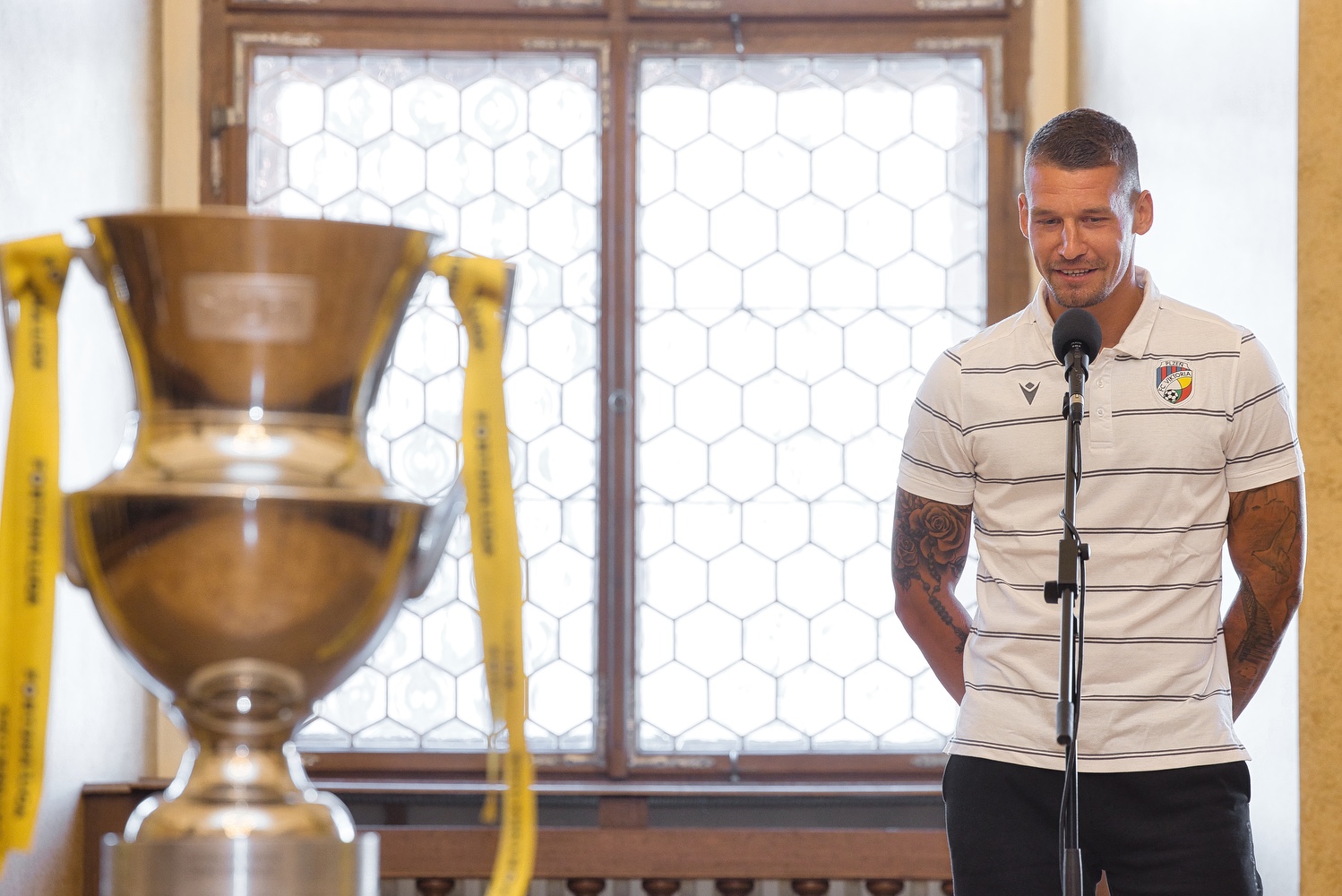 Za získání nejvyššího titulu v tuzemské fotbalové extralize a reprezentaci západočeské metropole v České republice i zahraničí poděkovalo vedení města Plzně ve čtvrtek 23. června 2022 hráčům i vedení klubu FC Viktoria Plzeň. Při slavnostním setkání v obřadní síni plzeňské radnice předali primátor Pavel Šindelář a jeho náměstek David Šlouf zástupcům klubu symbolický šek ve výši 300 tisíc korun, který představuje finanční dotaci pro Viktorii Plzeň – fotbal, z. s., na podporu mládežnických družstev plzeňské Viktorie. FC Viktoria Plzeň získala v letošním ročníku Fortuna ligy svůj šestý mistrovský titul a celkově je druhým nejúspěšnějším klubem v republice v počtu získaných vítězství. (foto: R. Muchka, 23.6.2022)