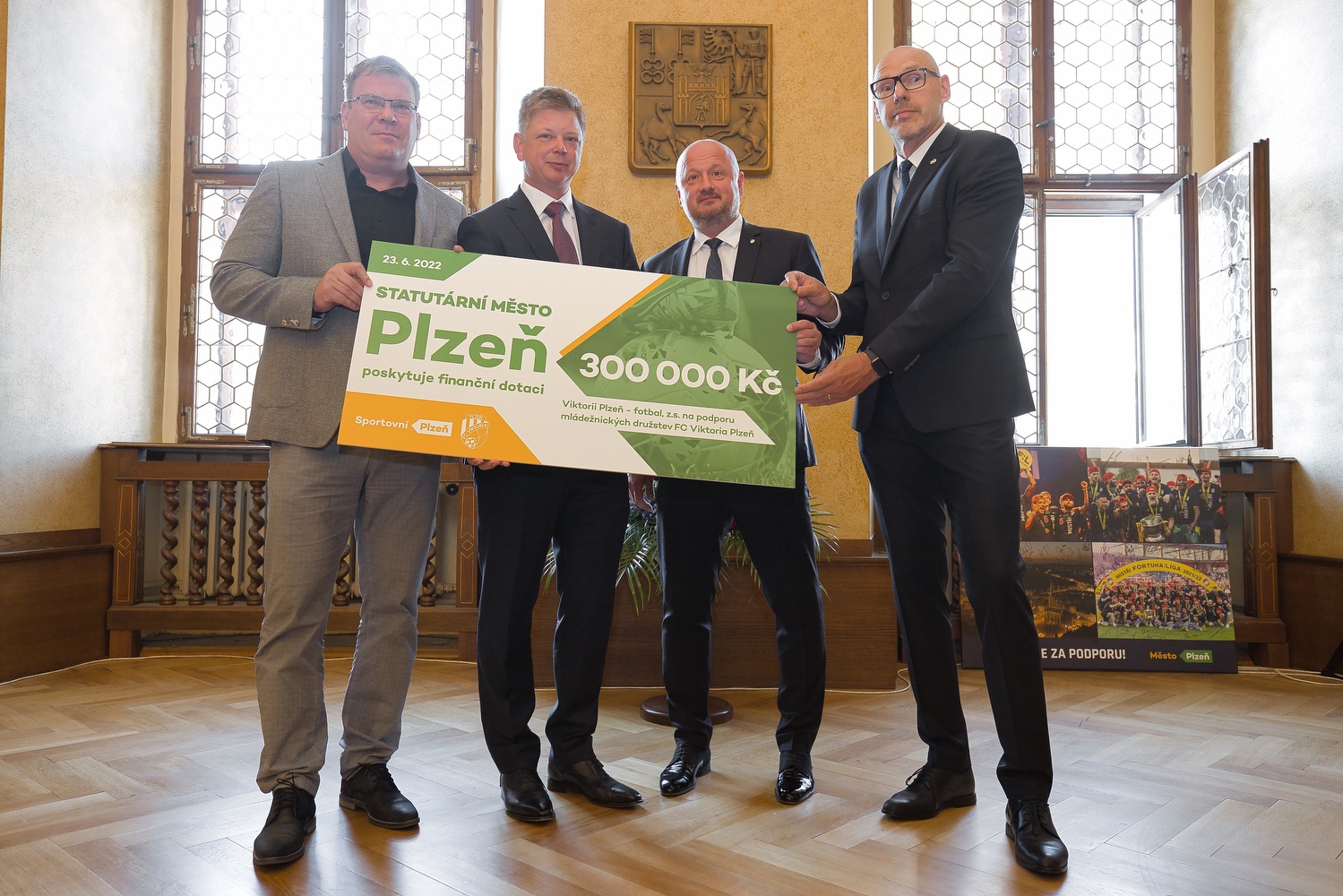 Za získání nejvyššího titulu v tuzemské fotbalové extralize a reprezentaci západočeské metropole v České republice i zahraničí poděkovalo vedení města Plzně ve čtvrtek 23. června 2022 hráčům i vedení klubu FC Viktoria Plzeň. Při slavnostním setkání v obřadní síni plzeňské radnice předali primátor Pavel Šindelář a jeho náměstek David Šlouf zástupcům klubu symbolický šek ve výši 300 tisíc korun, který představuje finanční dotaci pro Viktorii Plzeň – fotbal, z. s., na podporu mládežnických družstev plzeňské Viktorie. FC Viktoria Plzeň získala v letošním ročníku Fortuna ligy svůj šestý mistrovský titul a celkově je druhým nejúspěšnějším klubem v republice v počtu získaných vítězství. (foto: R. Muchka, 23.6.2022)
