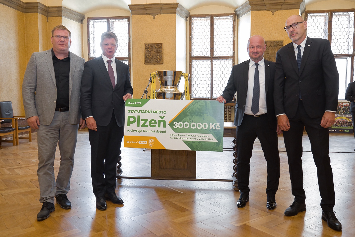 Za získání nejvyššího titulu v tuzemské fotbalové extralize a reprezentaci západočeské metropole v České republice i zahraničí poděkovalo vedení města Plzně ve čtvrtek 23. června 2022 hráčům i vedení klubu FC Viktoria Plzeň. Při slavnostním setkání v obřadní síni plzeňské radnice předali primátor Pavel Šindelář a jeho náměstek David Šlouf zástupcům klubu symbolický šek ve výši 300 tisíc korun, který představuje finanční dotaci pro Viktorii Plzeň – fotbal, z. s., na podporu mládežnických družstev plzeňské Viktorie. FC Viktoria Plzeň získala v letošním ročníku Fortuna ligy svůj šestý mistrovský titul a celkově je druhým nejúspěšnějším klubem v republice v počtu získaných vítězství. (foto: R. Muchka, 23.6.2022)
