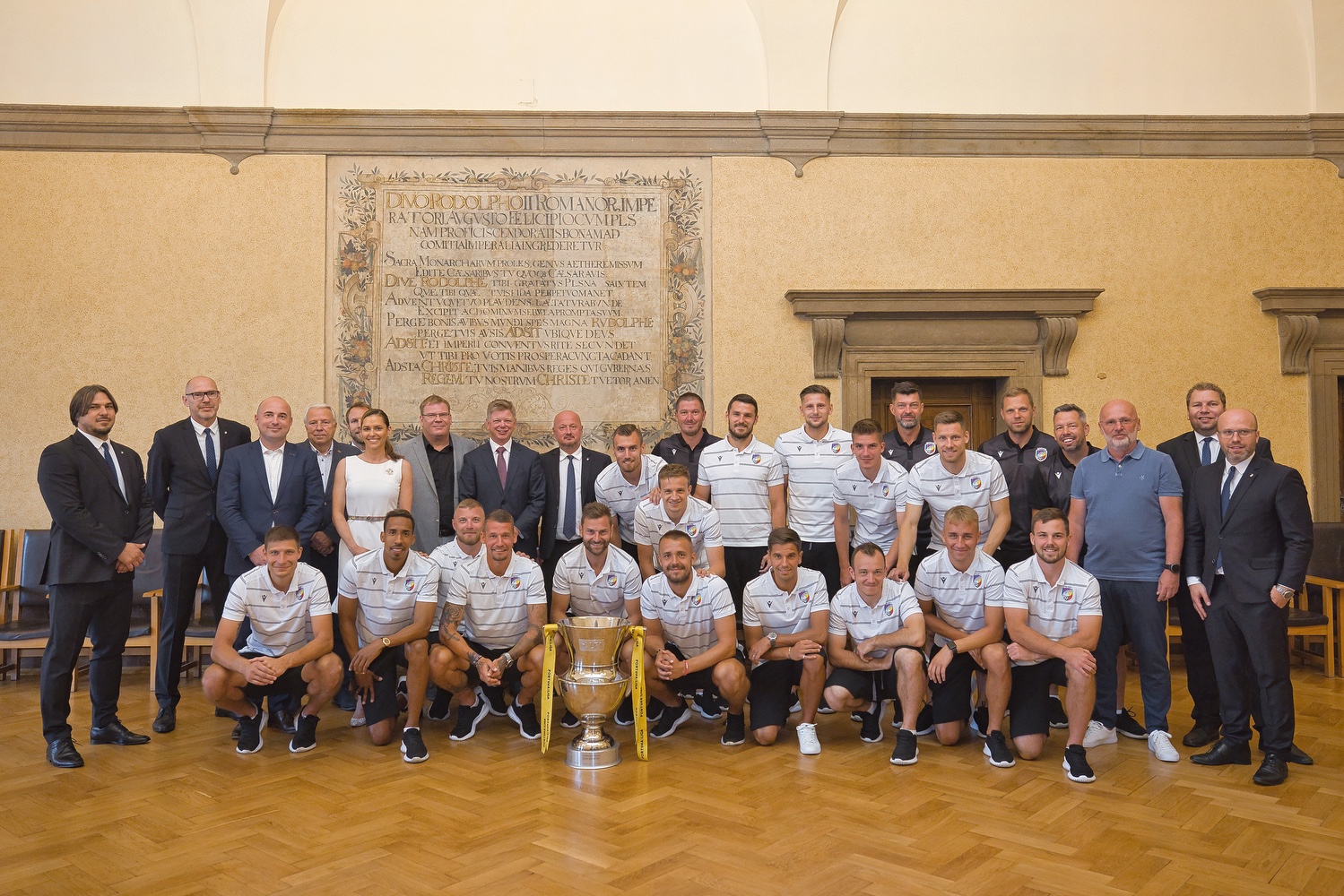 Za získání nejvyššího titulu v tuzemské fotbalové extralize a reprezentaci západočeské metropole v České republice i zahraničí poděkovalo vedení města Plzně ve čtvrtek 23. června 2022 hráčům i vedení klubu FC Viktoria Plzeň. Při slavnostním setkání v obřadní síni plzeňské radnice předali primátor Pavel Šindelář a jeho náměstek David Šlouf zástupcům klubu symbolický šek ve výši 300 tisíc korun, který představuje finanční dotaci pro Viktorii Plzeň – fotbal, z. s., na podporu mládežnických družstev plzeňské Viktorie. FC Viktoria Plzeň získala v letošním ročníku Fortuna ligy svůj šestý mistrovský titul a celkově je druhým nejúspěšnějším klubem v republice v počtu získaných vítězství. (foto: R. Muchka, 23.6.2022)