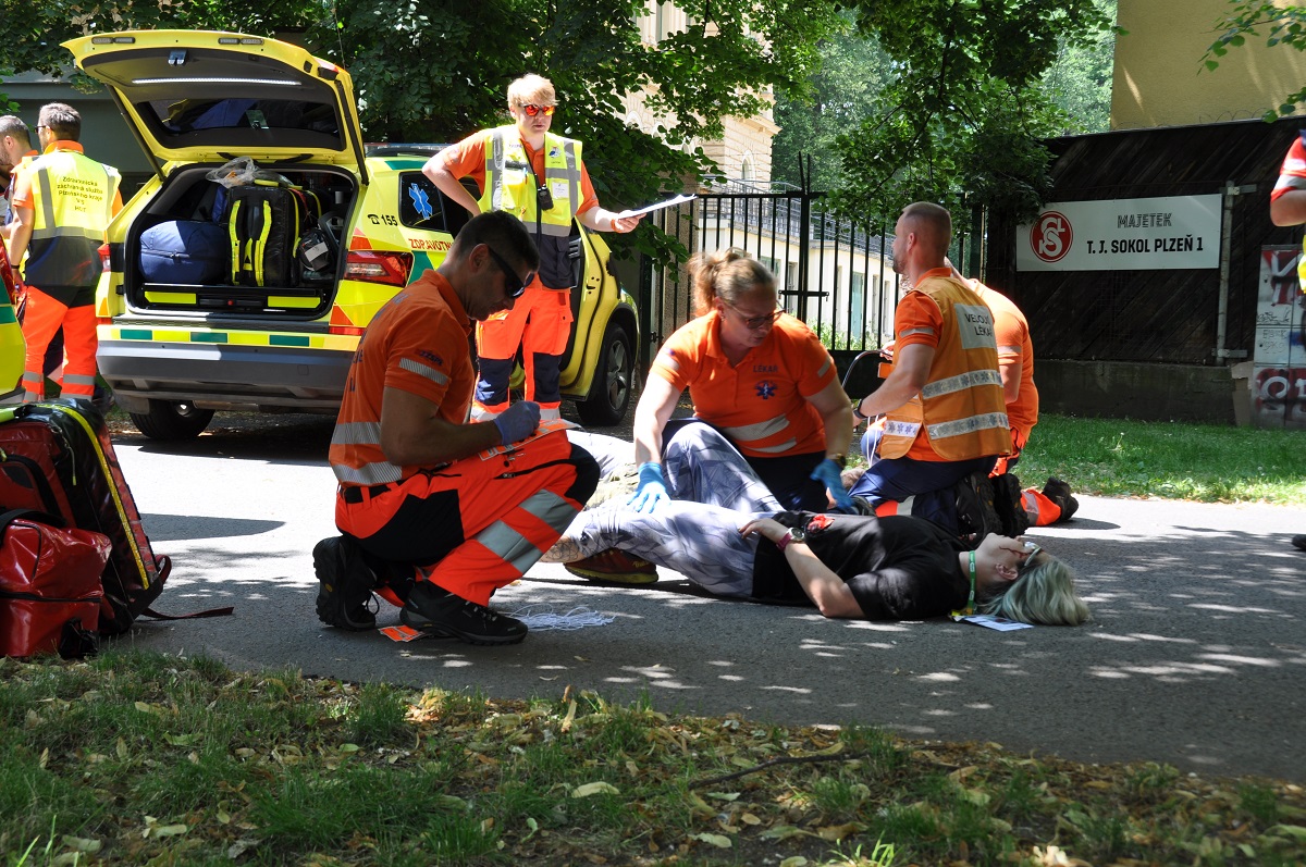 Fotbalový zápas. Vyhrocená atmosféra. Potyčka. Dva fotbaloví chuligáni vytahují střelné zbraně a pálí do lidí… Takový byl námět taktického cvičení AMOK 2022. (foto: H. Josefová, 23.6.2022)