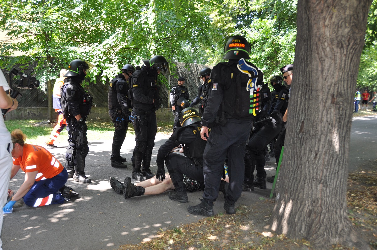 Fotbalový zápas. Vyhrocená atmosféra. Potyčka. Dva fotbaloví chuligáni vytahují střelné zbraně a pálí do lidí… Takový byl námět taktického cvičení AMOK 2022. (foto: H. Josefová, 23.6.2022)