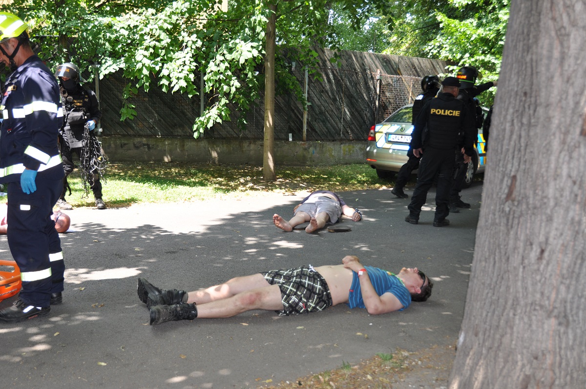 Fotbalový zápas. Vyhrocená atmosféra. Potyčka. Dva fotbaloví chuligáni vytahují střelné zbraně a pálí do lidí… Takový byl námět taktického cvičení AMOK 2022. (foto: H. Josefová, 23.6.2022)