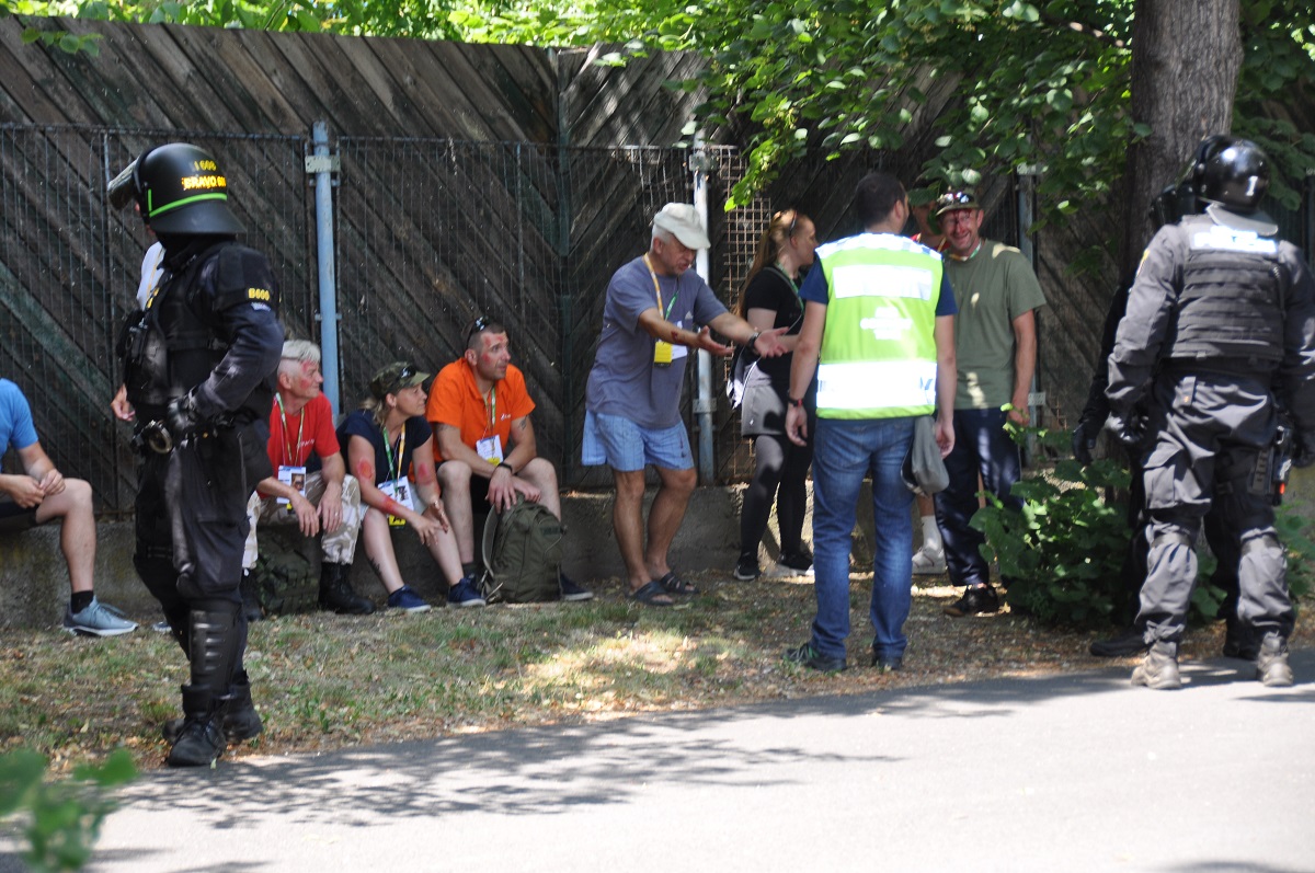 Fotbalový zápas. Vyhrocená atmosféra. Potyčka. Dva fotbaloví chuligáni vytahují střelné zbraně a pálí do lidí… Takový byl námět taktického cvičení AMOK 2022. (foto: H. Josefová, 23.6.2022)