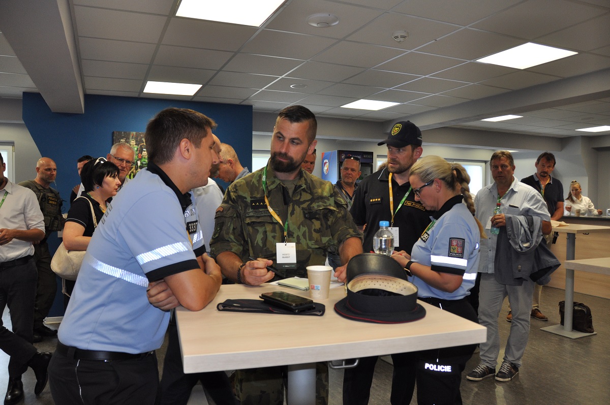 Fotbalový zápas. Vyhrocená atmosféra. Potyčka. Dva fotbaloví chuligáni vytahují střelné zbraně a pálí do lidí… Takový byl námět taktického cvičení AMOK 2022. (foto: H. Josefová, 23.6.2022)