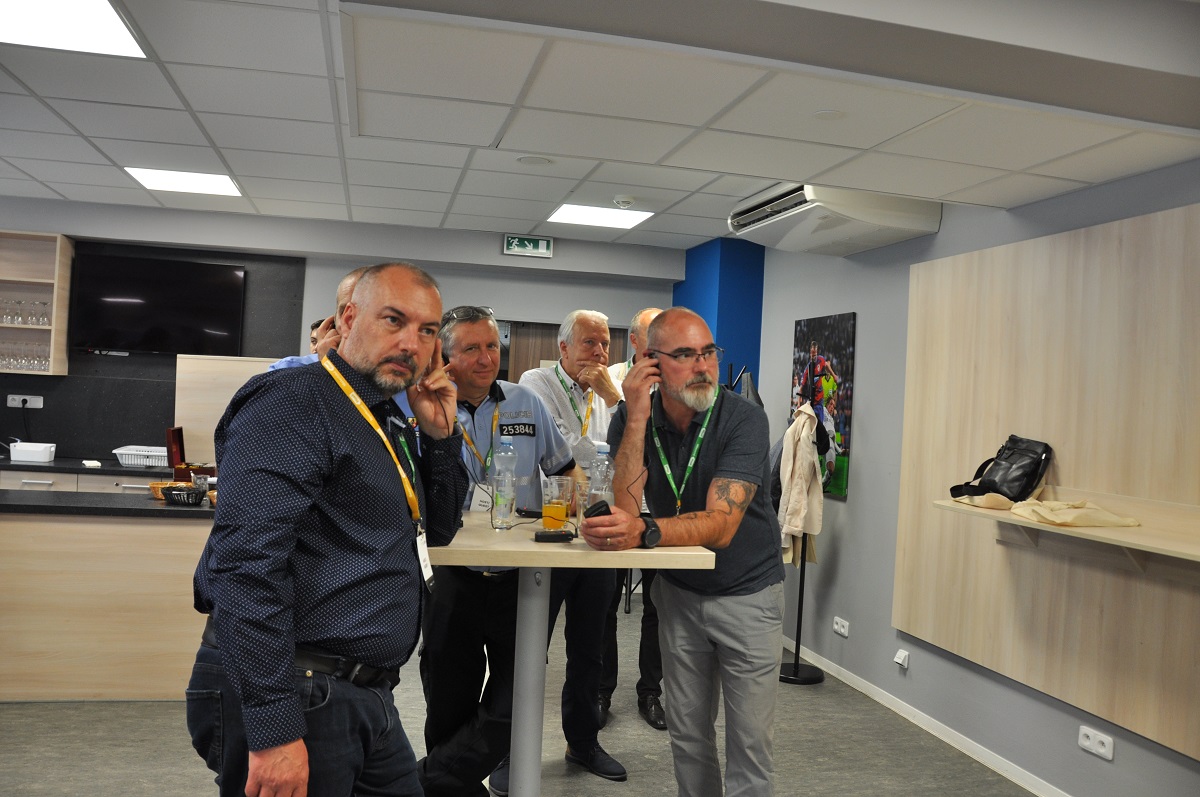 Fotbalový zápas. Vyhrocená atmosféra. Potyčka. Dva fotbaloví chuligáni vytahují střelné zbraně a pálí do lidí… Takový byl námět taktického cvičení AMOK 2022. (foto: H. Josefová, 23.6.2022)