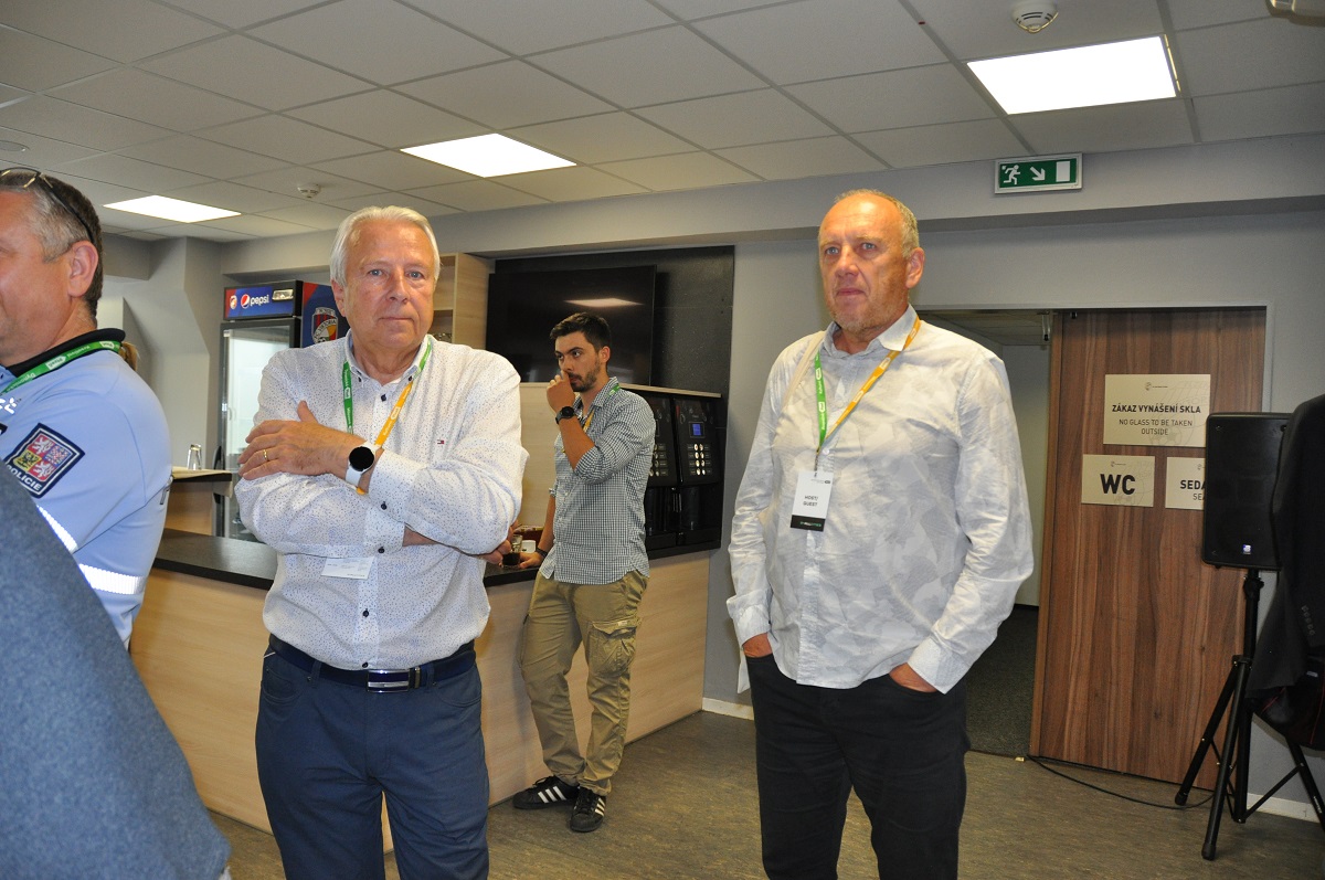 Fotbalový zápas. Vyhrocená atmosféra. Potyčka. Dva fotbaloví chuligáni vytahují střelné zbraně a pálí do lidí… Takový byl námět taktického cvičení AMOK 2022. (foto: H. Josefová, 23.6.2022)