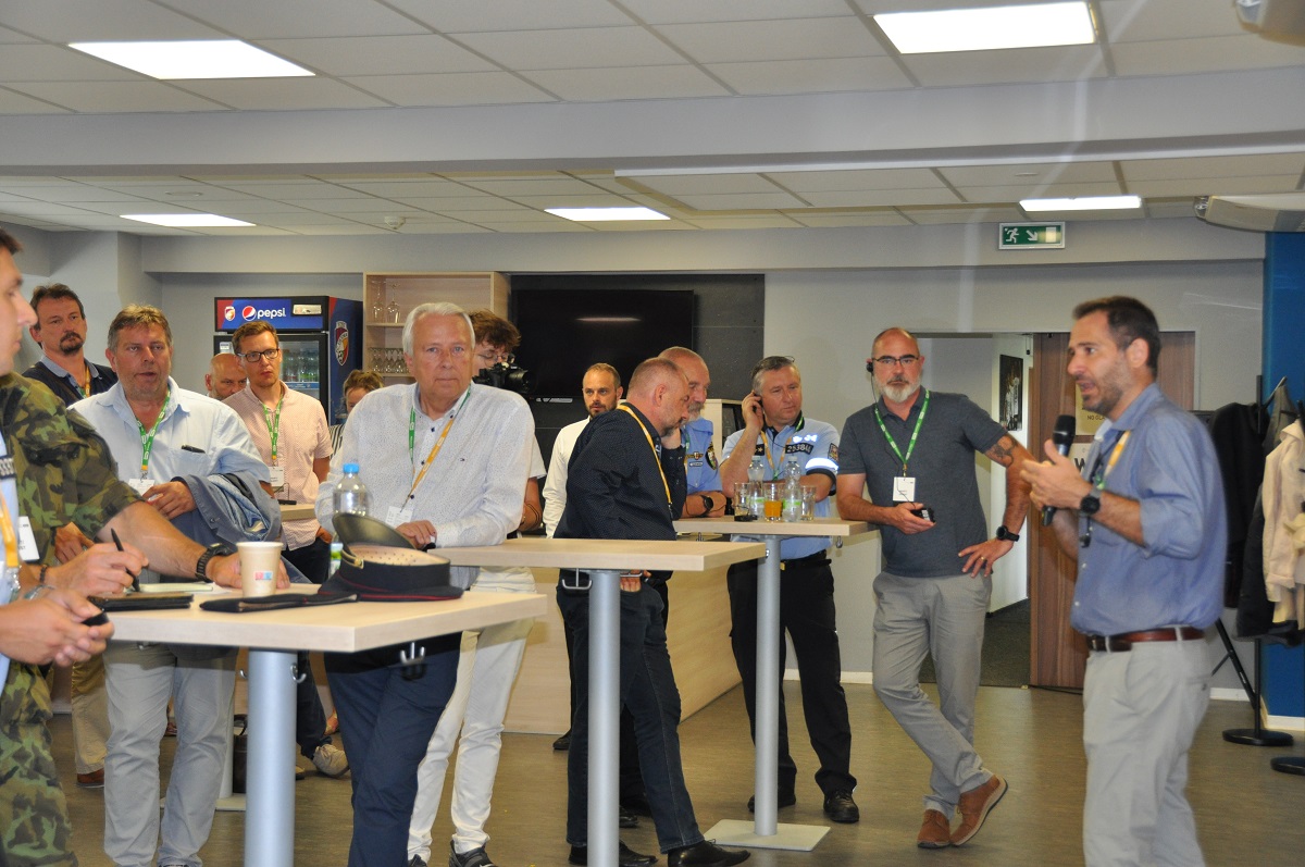 Fotbalový zápas. Vyhrocená atmosféra. Potyčka. Dva fotbaloví chuligáni vytahují střelné zbraně a pálí do lidí… Takový byl námět taktického cvičení AMOK 2022. (foto: H. Josefová, 23.6.2022)