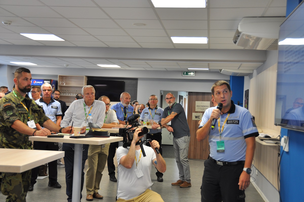 Fotbalový zápas. Vyhrocená atmosféra. Potyčka. Dva fotbaloví chuligáni vytahují střelné zbraně a pálí do lidí… Takový byl námět taktického cvičení AMOK 2022. (foto: H. Josefová, 23.6.2022)