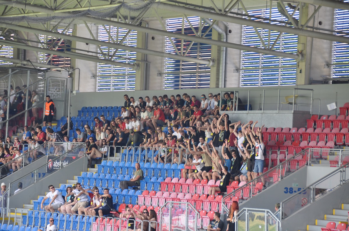 Fotbalový zápas. Vyhrocená atmosféra. Potyčka. Dva fotbaloví chuligáni vytahují střelné zbraně a pálí do lidí… Takový byl námět taktického cvičení AMOK 2022. (foto: H. Josefová, 23.6.2022)