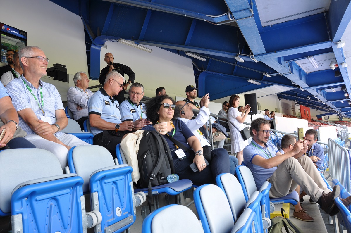 Fotbalový zápas. Vyhrocená atmosféra. Potyčka. Dva fotbaloví chuligáni vytahují střelné zbraně a pálí do lidí… Takový byl námět taktického cvičení AMOK 2022. (foto: H. Josefová, 23.6.2022)