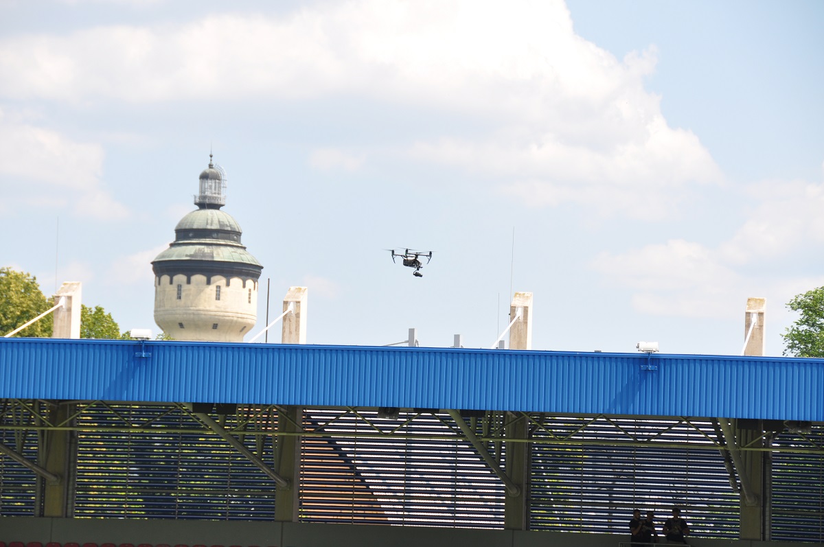 Fotbalový zápas. Vyhrocená atmosféra. Potyčka. Dva fotbaloví chuligáni vytahují střelné zbraně a pálí do lidí… Takový byl námět taktického cvičení AMOK 2022. (foto: H. Josefová, 23.6.2022)