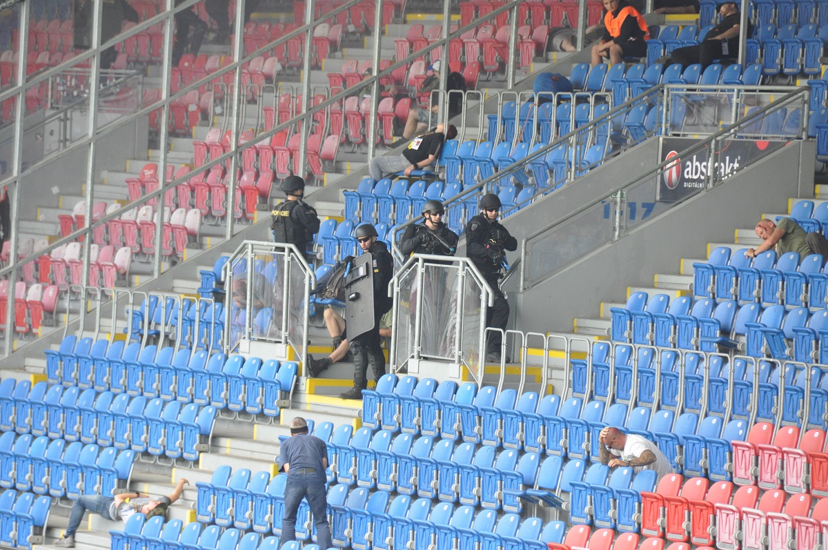 Fotbalový zápas. Vyhrocená atmosféra. Potyčka. Dva fotbaloví chuligáni vytahují střelné zbraně a pálí do lidí… Takový byl námět taktického cvičení AMOK 2022. (foto: H. Josefová, 23.6.2022)