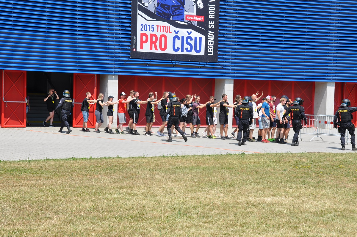 Fotbalový zápas. Vyhrocená atmosféra. Potyčka. Dva fotbaloví chuligáni vytahují střelné zbraně a pálí do lidí… Takový byl námět taktického cvičení AMOK 2022. (foto: H. Josefová, 23.6.2022)